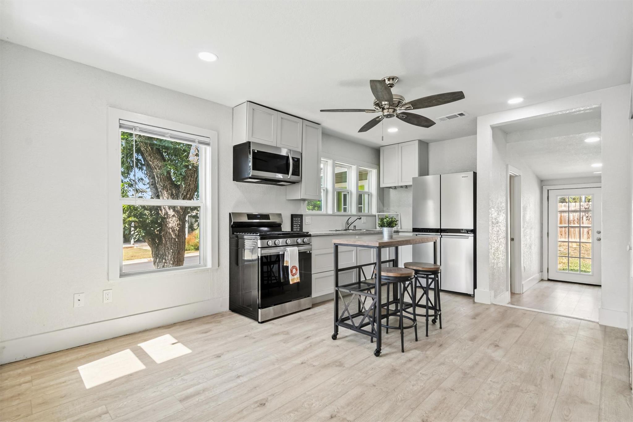 409 N Vandeveer St, Burnet, TX 78611