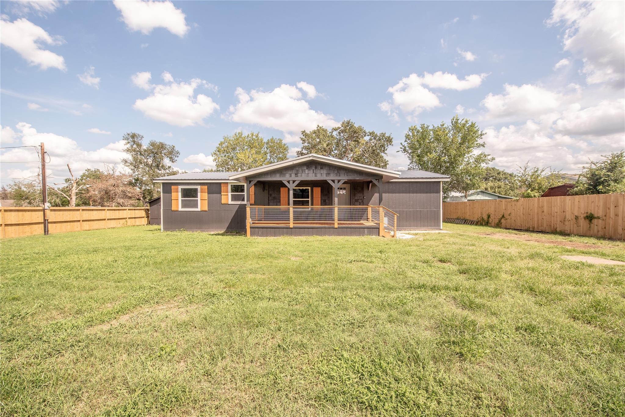 215 Shady Oaks Ln, Somerville, TX 77879
