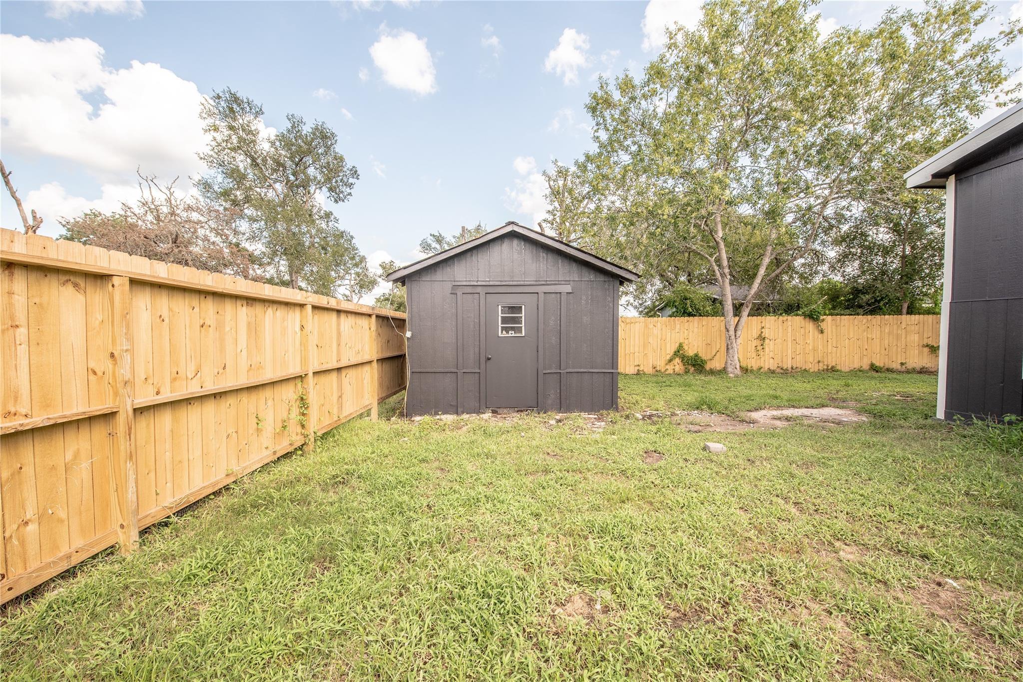 215 Shady Oaks Ln, Somerville, TX 77879