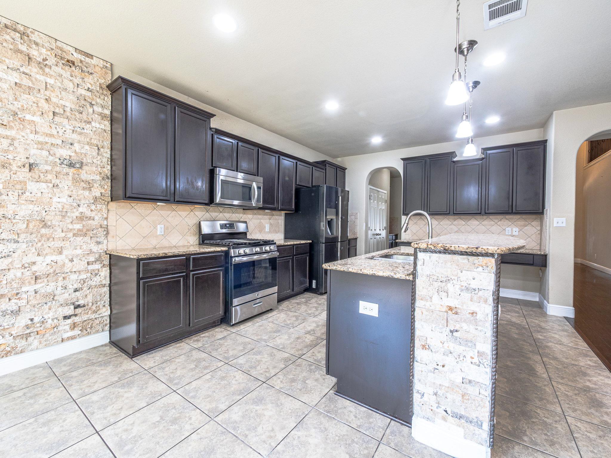 216 Silkstone St, Hutto, TX 78634