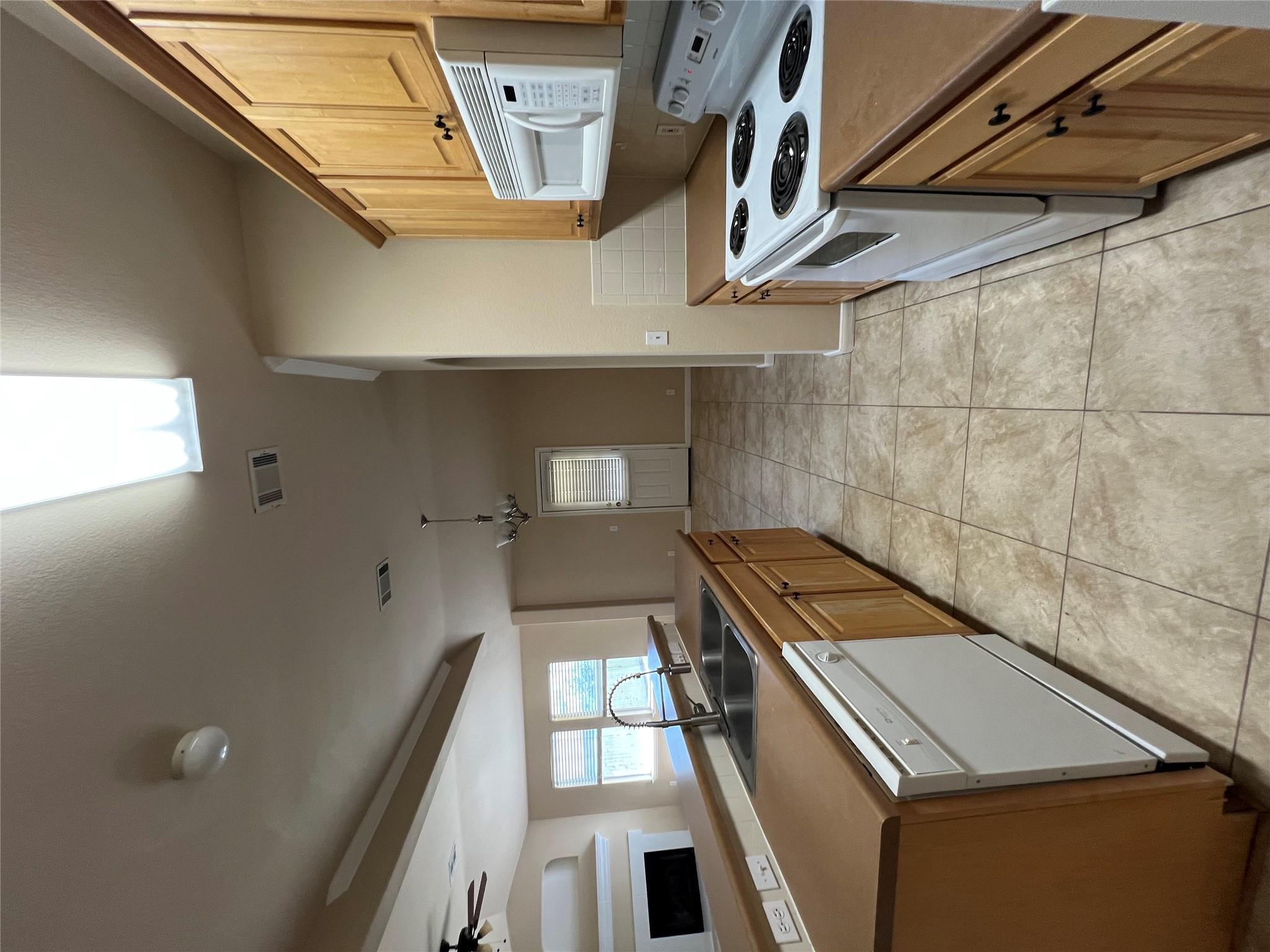 129 Holmstrom St, Hutto, TX 78634