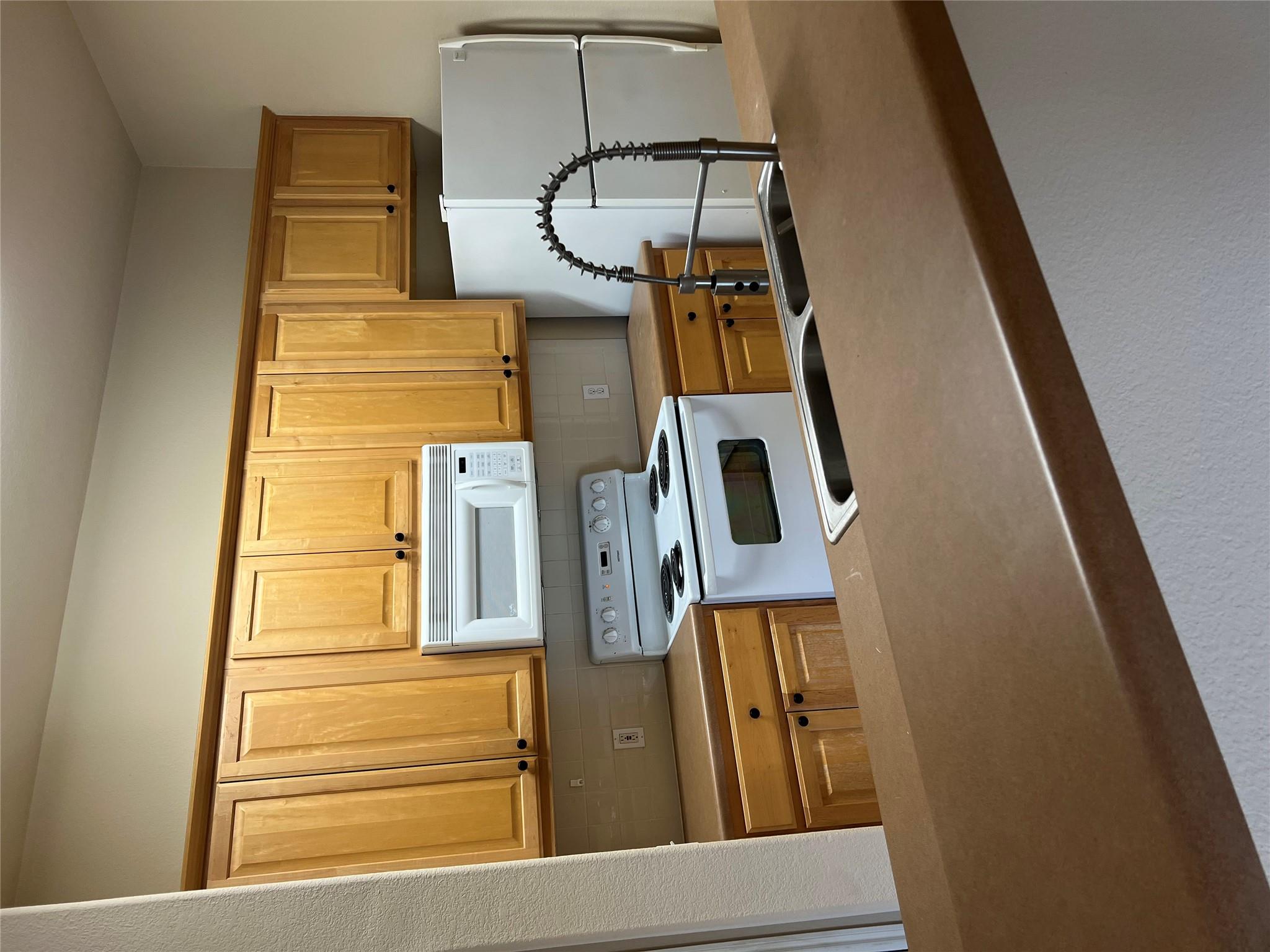 129 Holmstrom St, Hutto, TX 78634