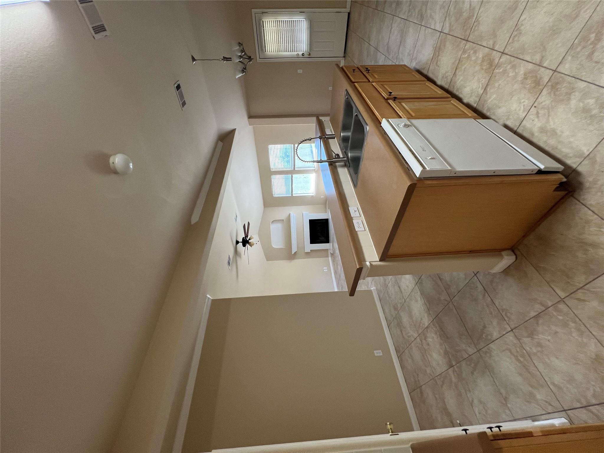 129 Holmstrom St, Hutto, TX 78634