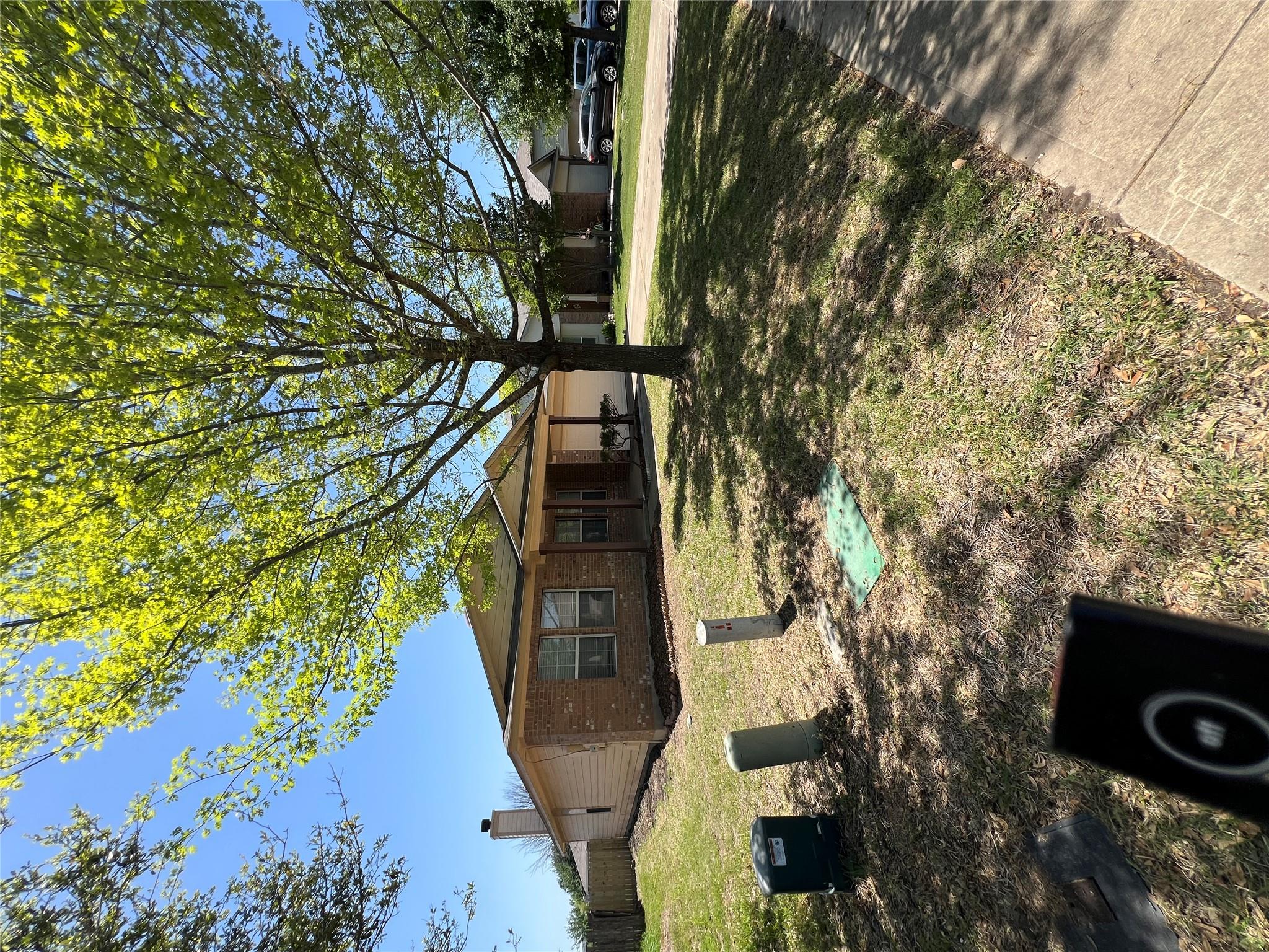 129 Holmstrom St, Hutto, TX 78634