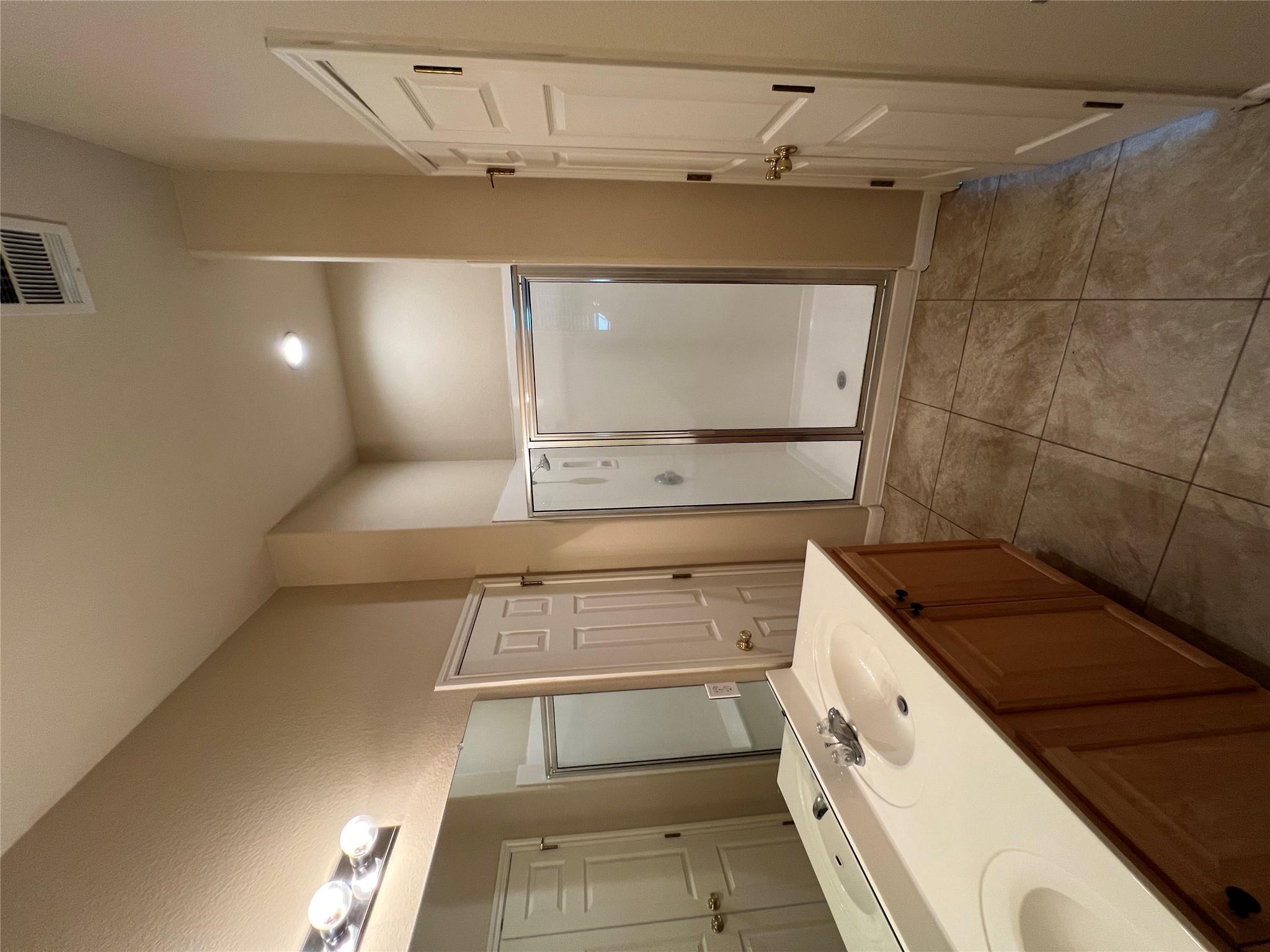 129 Holmstrom St, Hutto, TX 78634