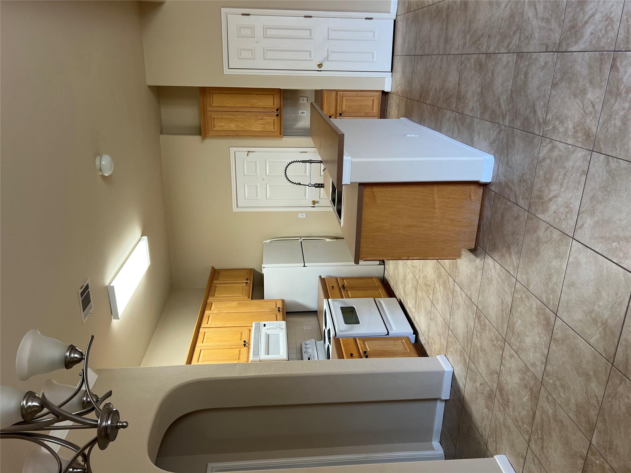 129 Holmstrom St, Hutto, TX 78634