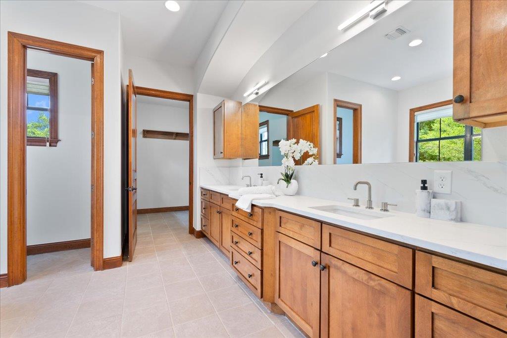 1525 Springlake Dr, Dripping Springs, TX 78620