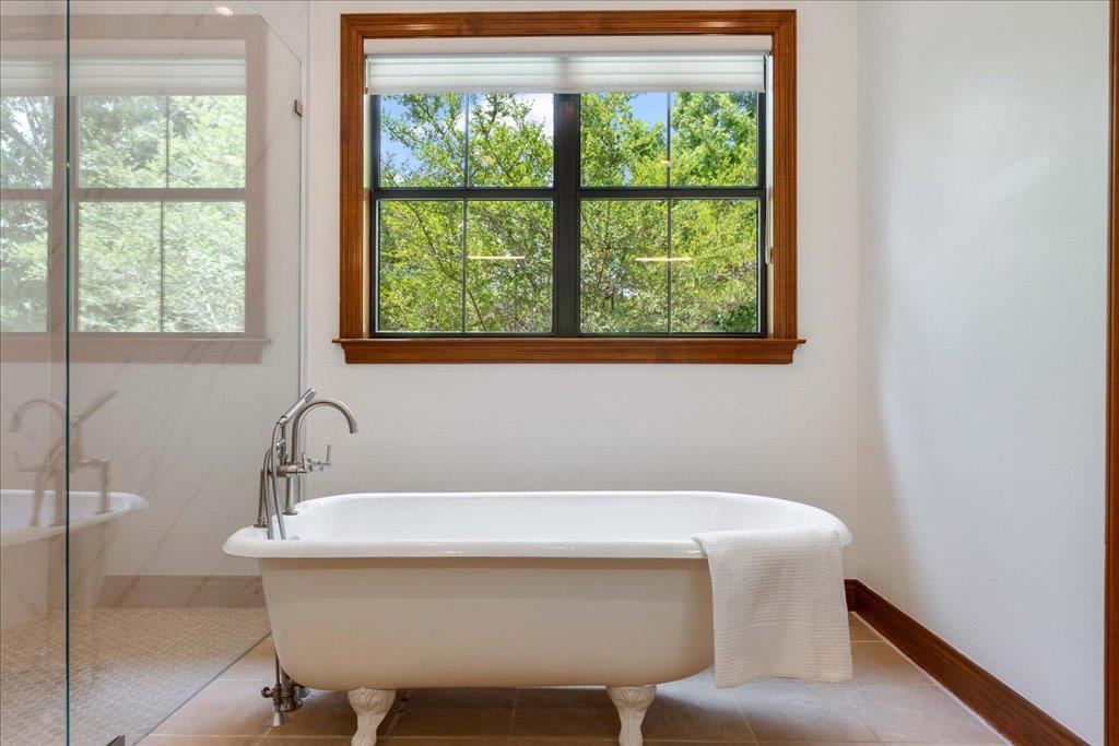 1525 Springlake Dr, Dripping Springs, TX 78620