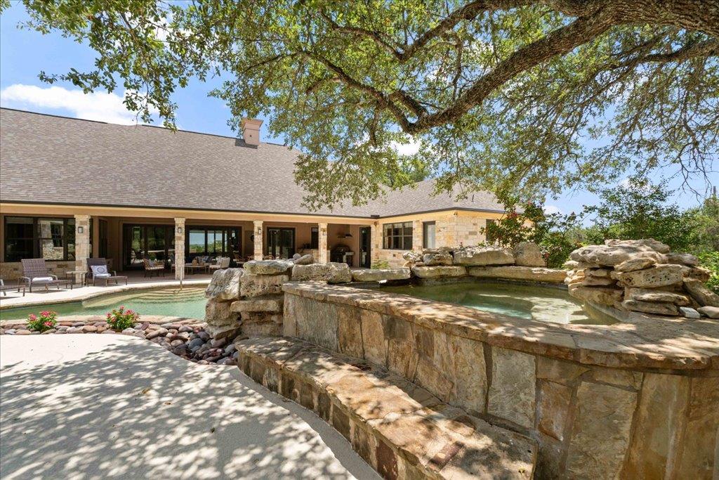 1525 Springlake Dr, Dripping Springs, TX 78620