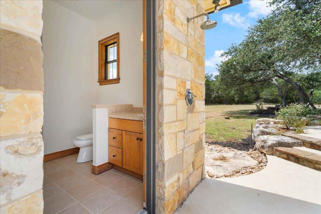 1525 Springlake Dr, Dripping Springs, TX 78620