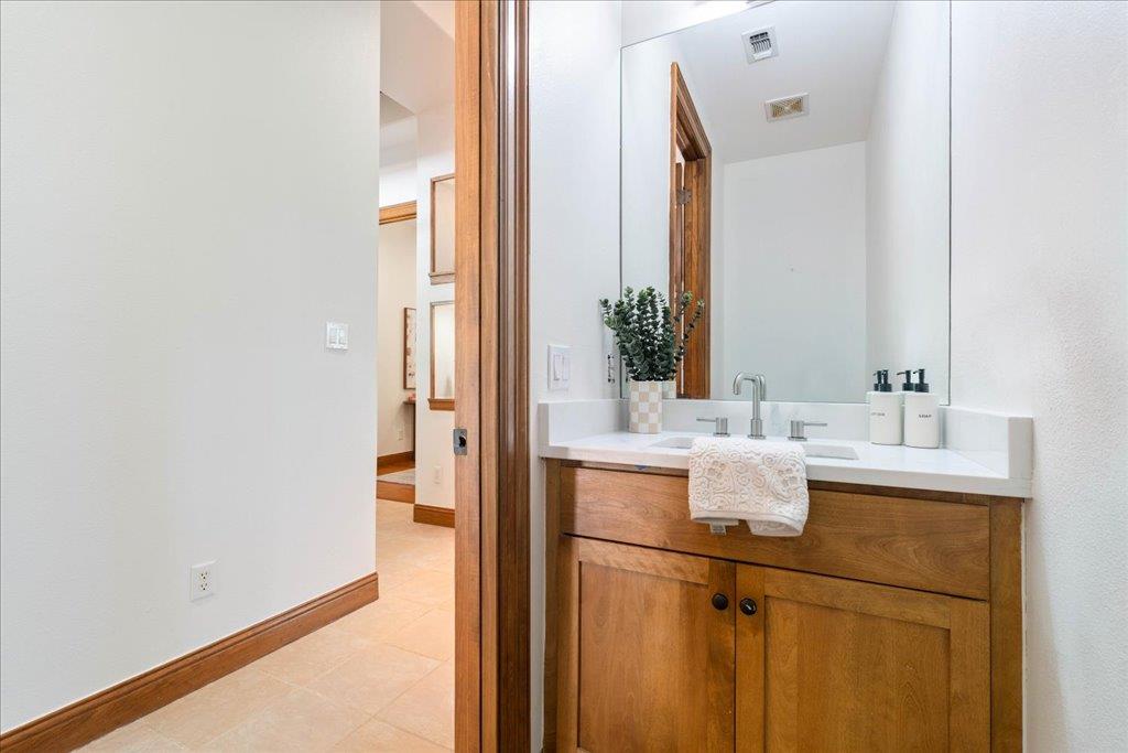 1525 Springlake Dr, Dripping Springs, TX 78620