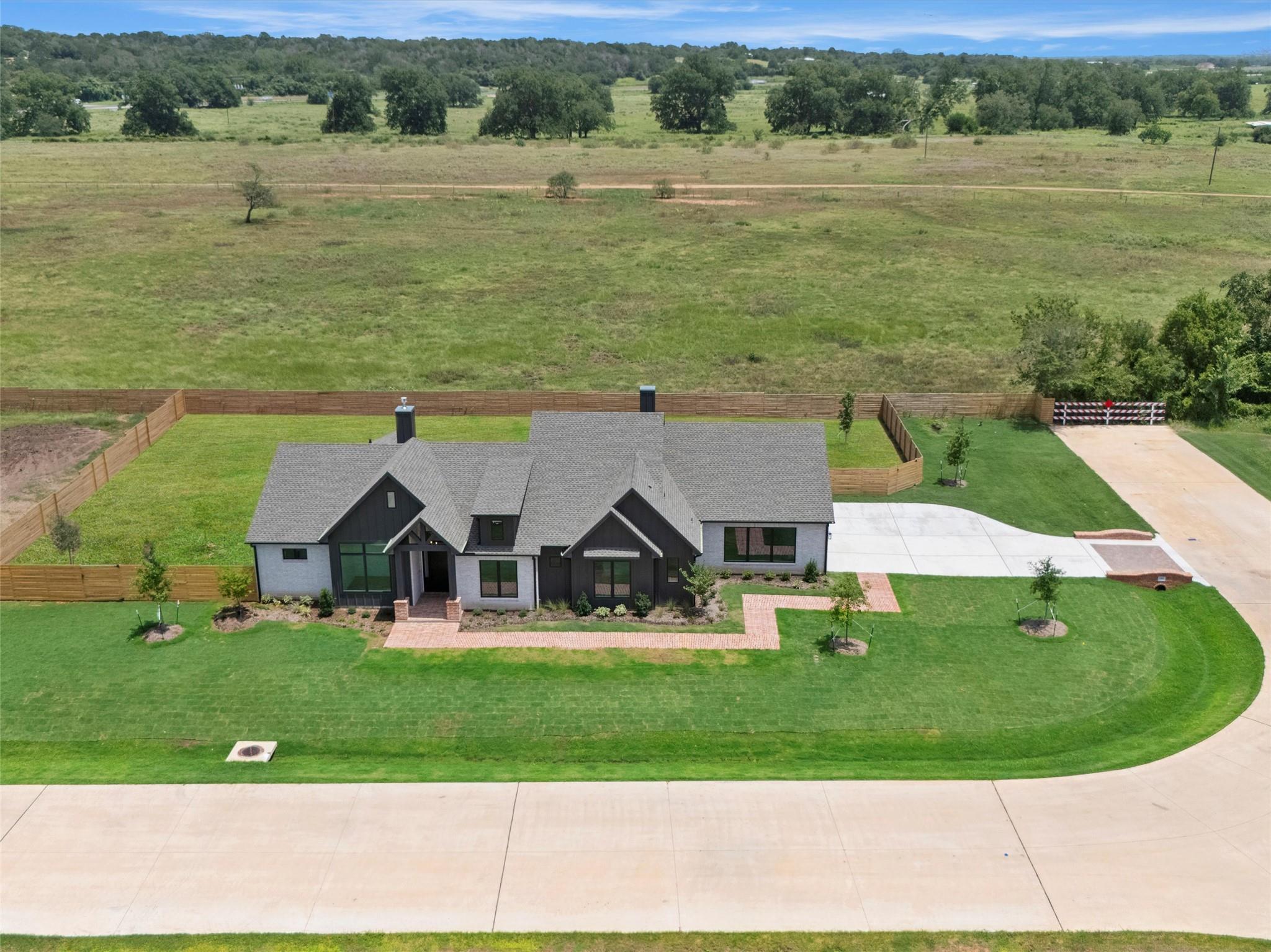 259 Hydrangea Dr, Smithville, TX 78957