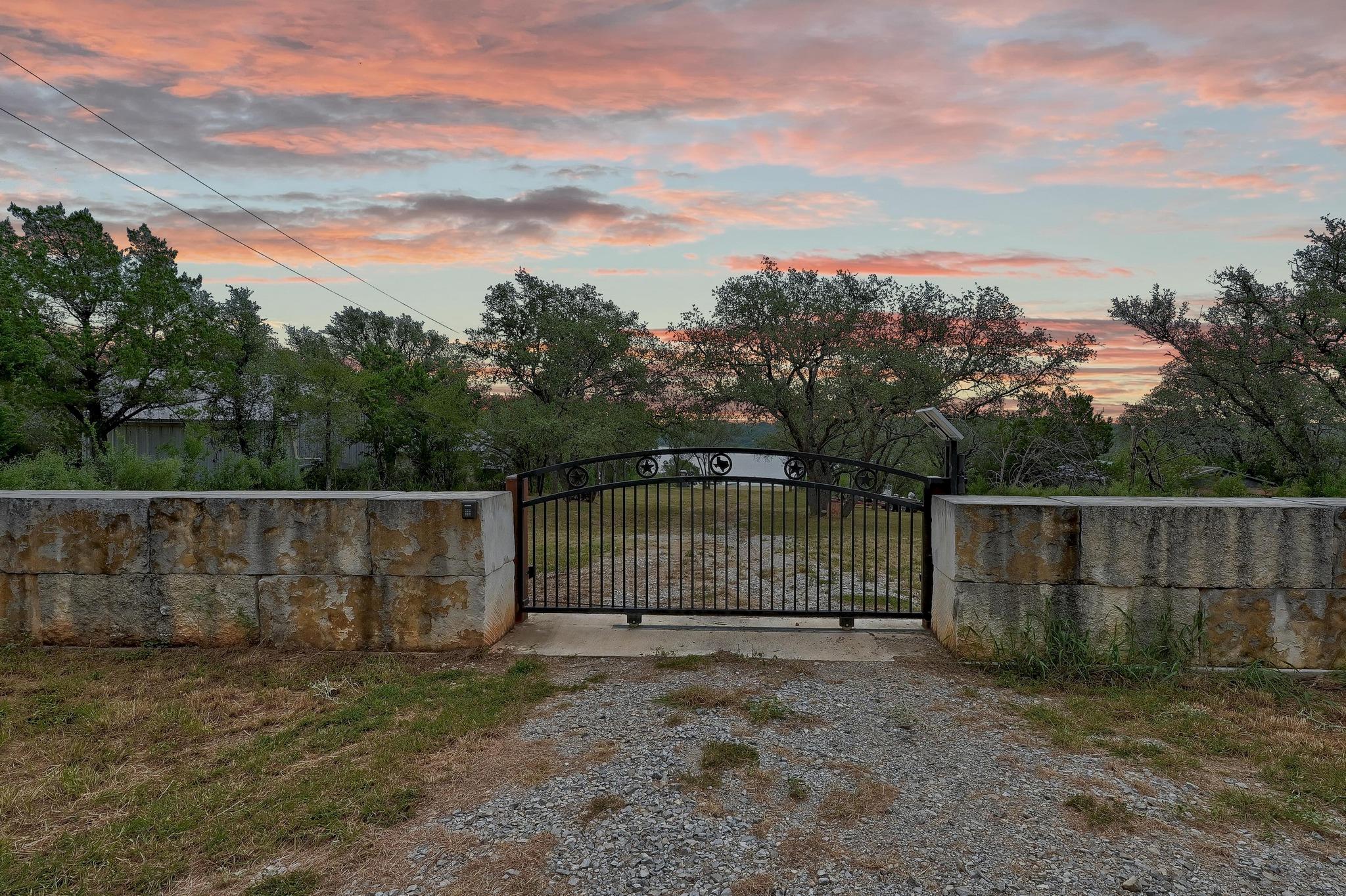 303 Lake View Dr, Spicewood, TX 78669