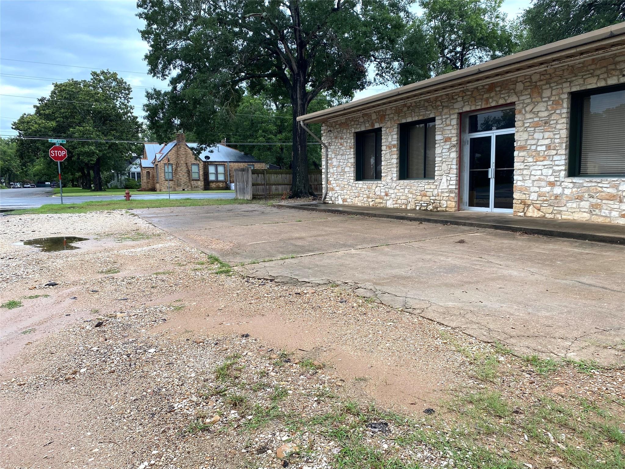 301 Bishop St, Smithville, TX 78957