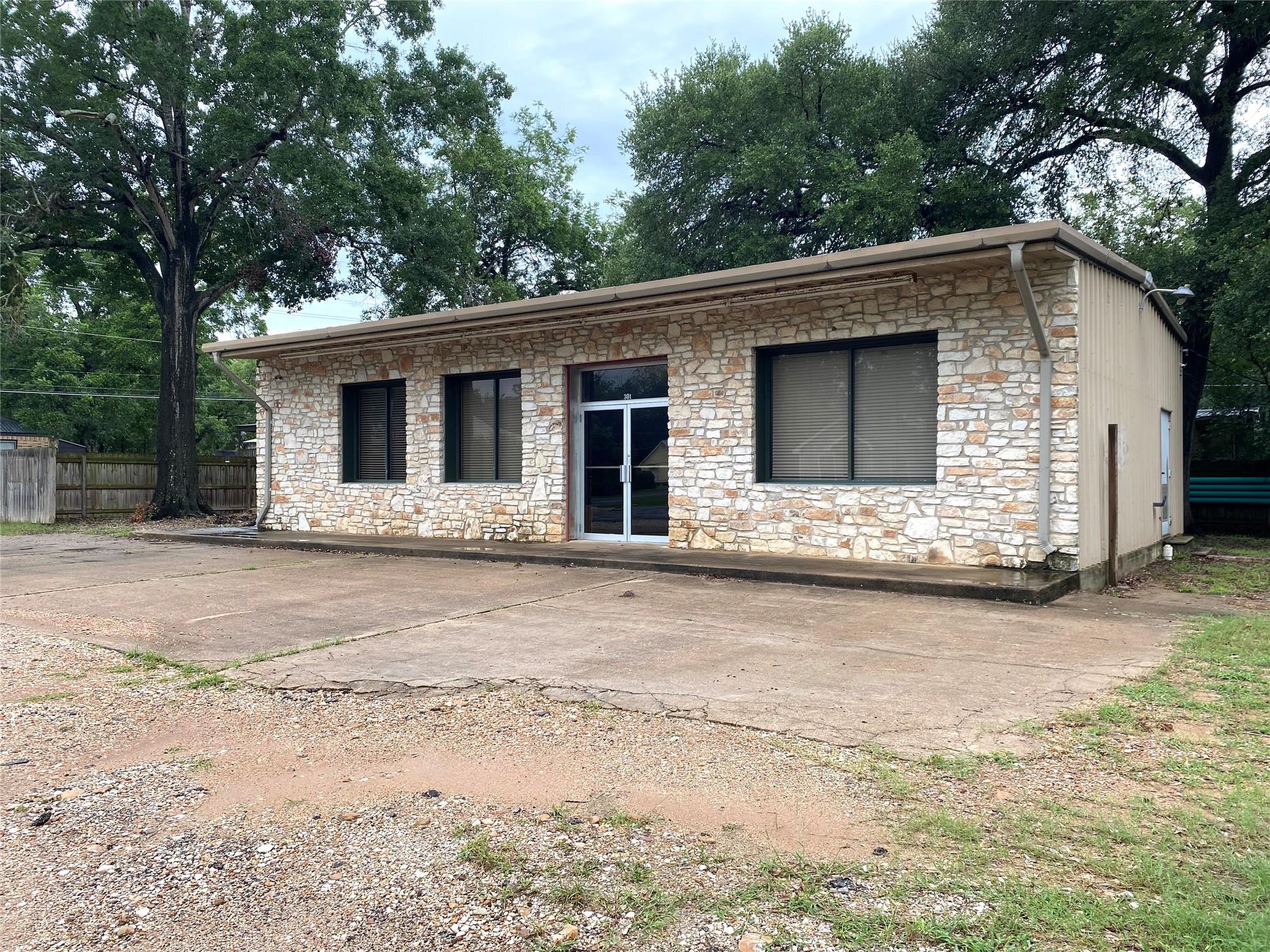 301 Bishop St, Smithville, TX 78957
