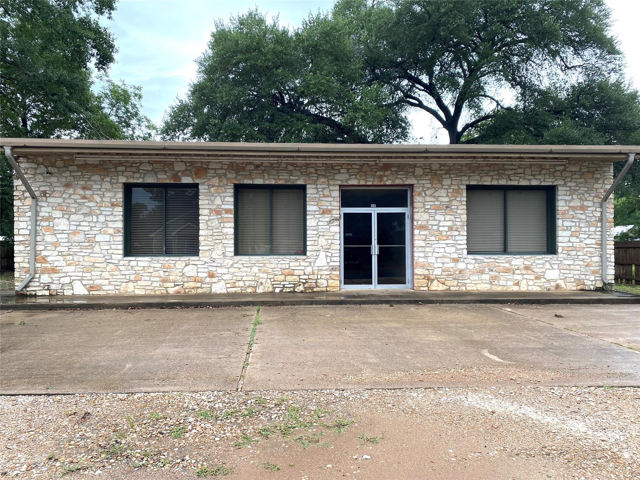 301 Bishop St, Smithville, TX 78957