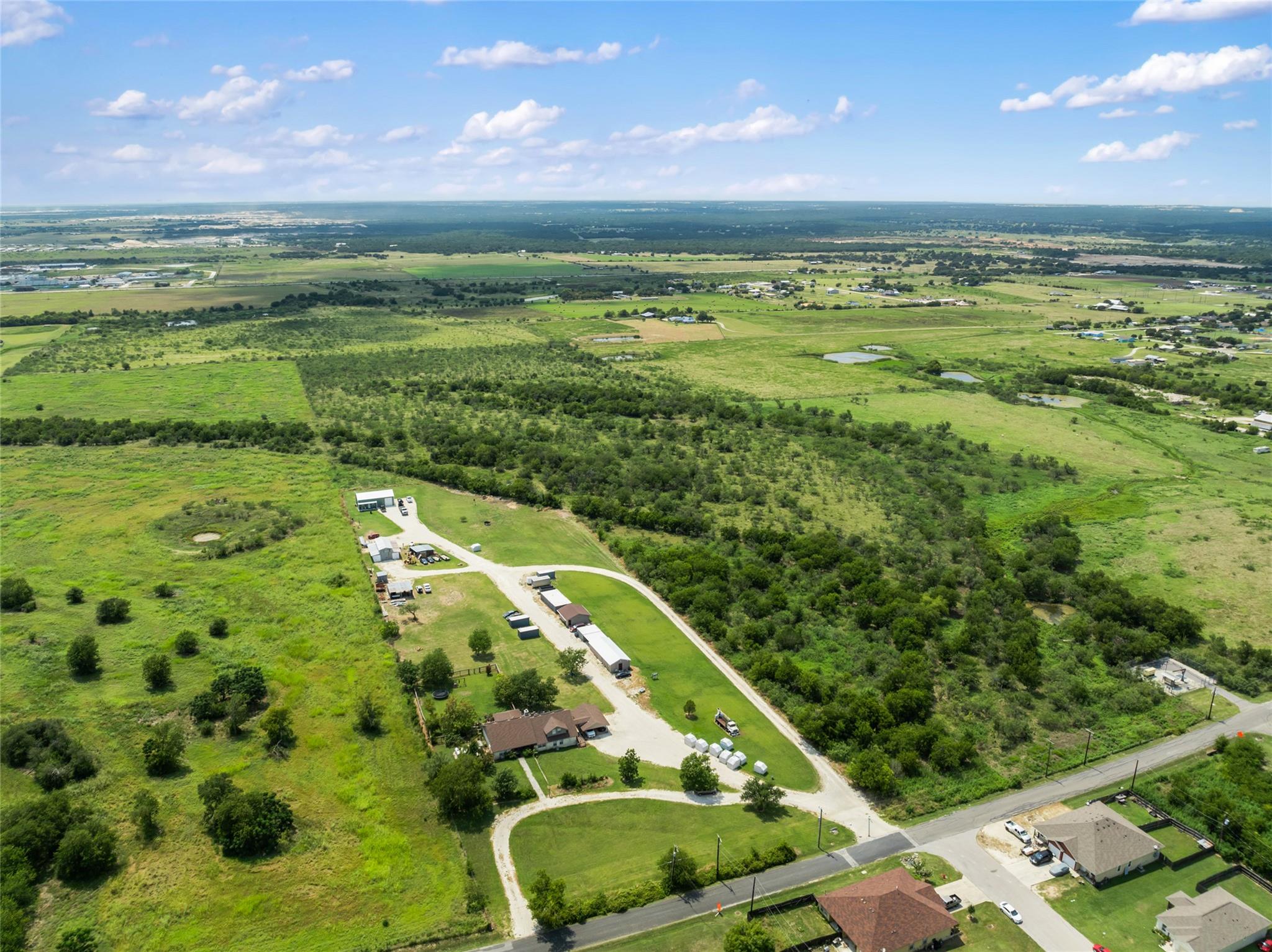 925 N 1st St, Jarrell, TX 76537