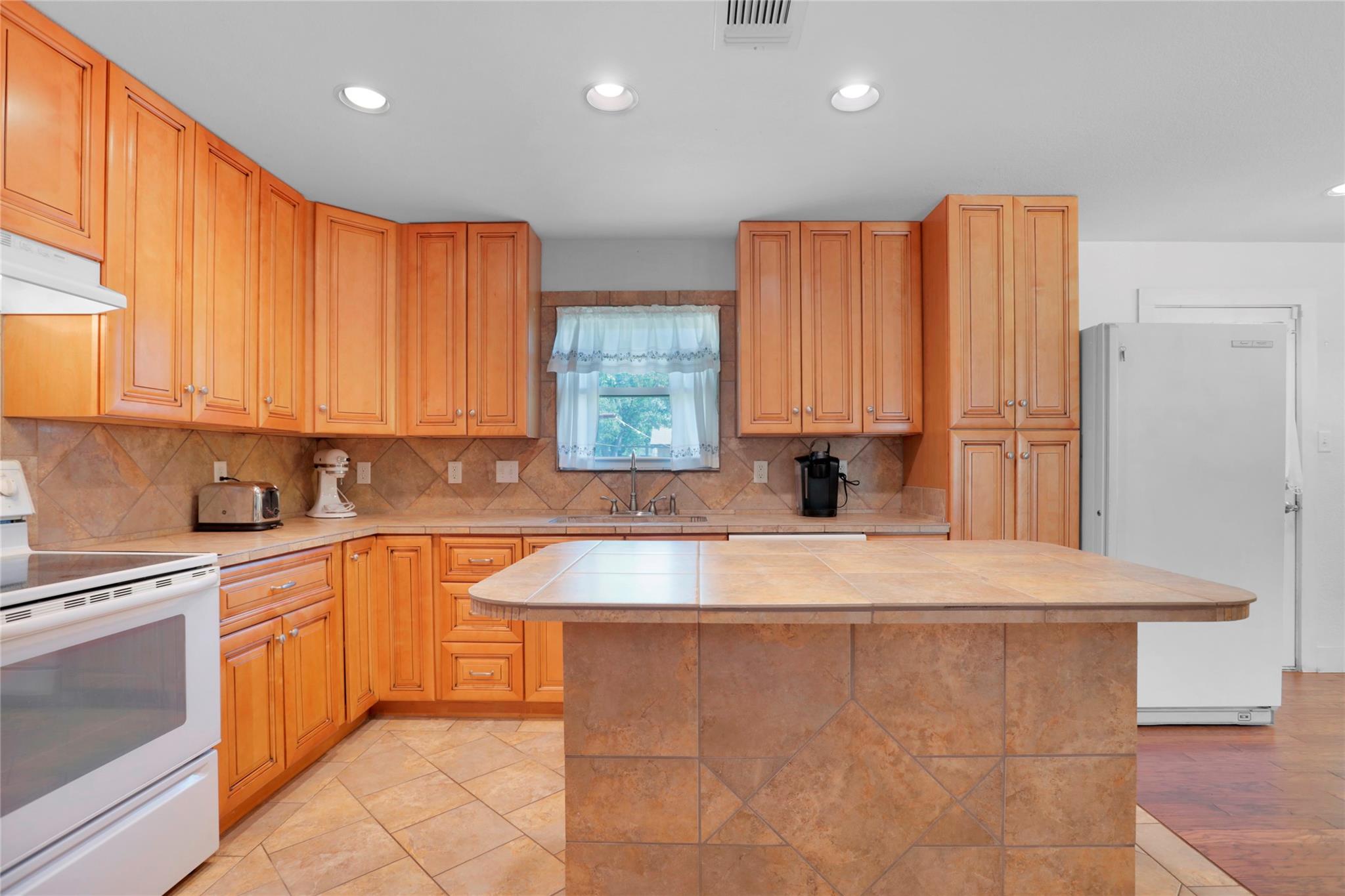 661 W South St, Bertram, TX 78605