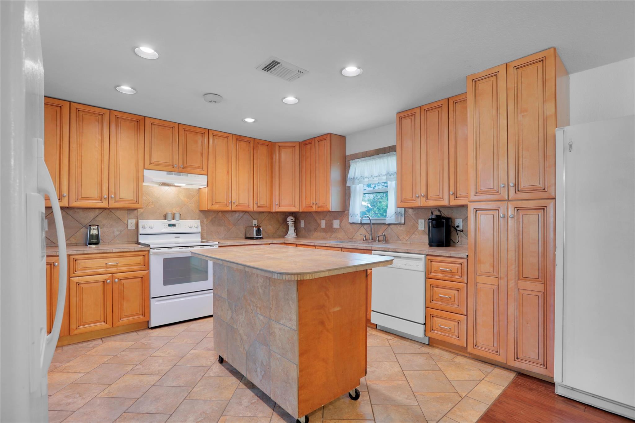 661 W South St, Bertram, TX 78605