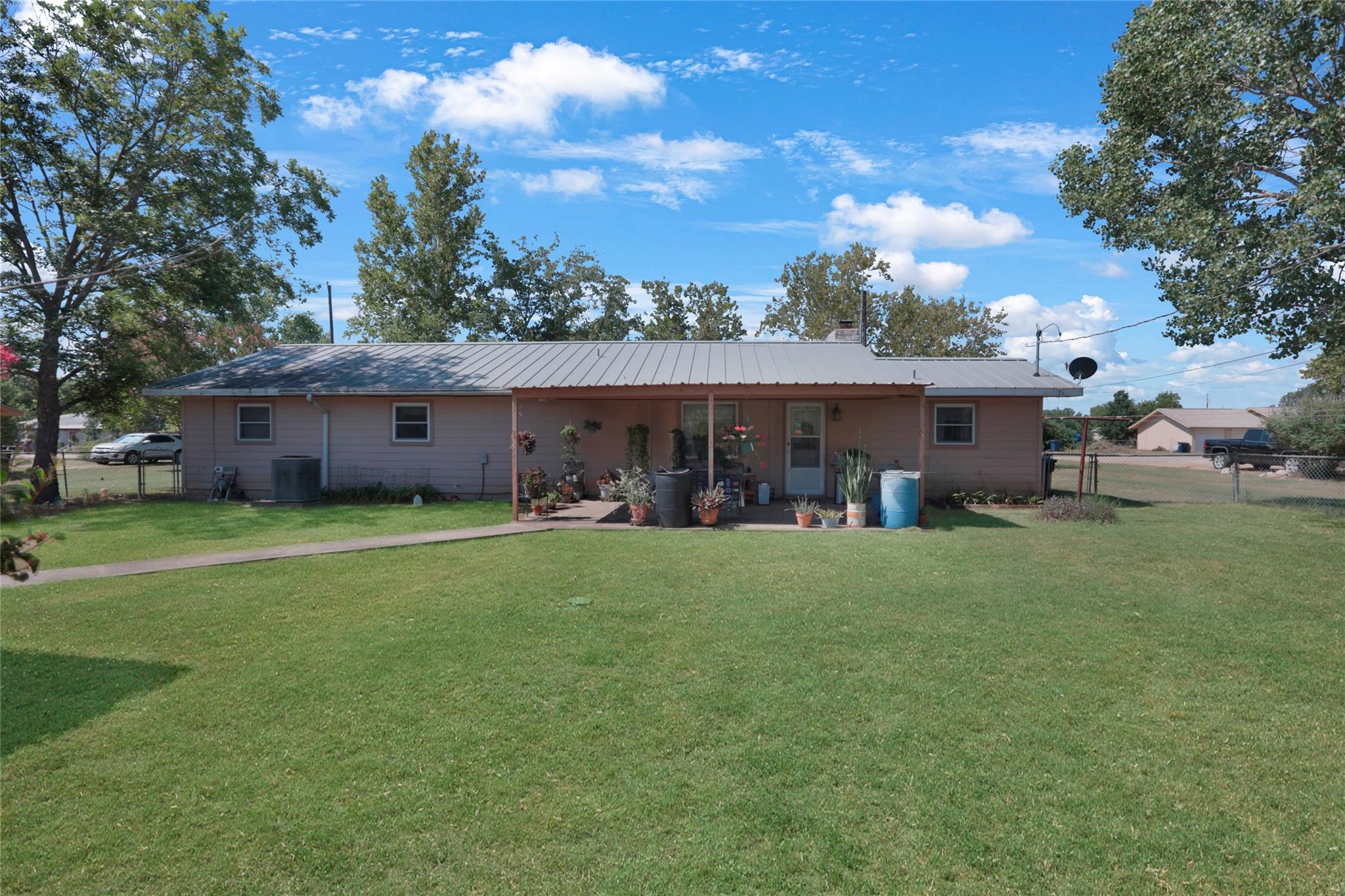 661 W South St, Bertram, TX 78605
