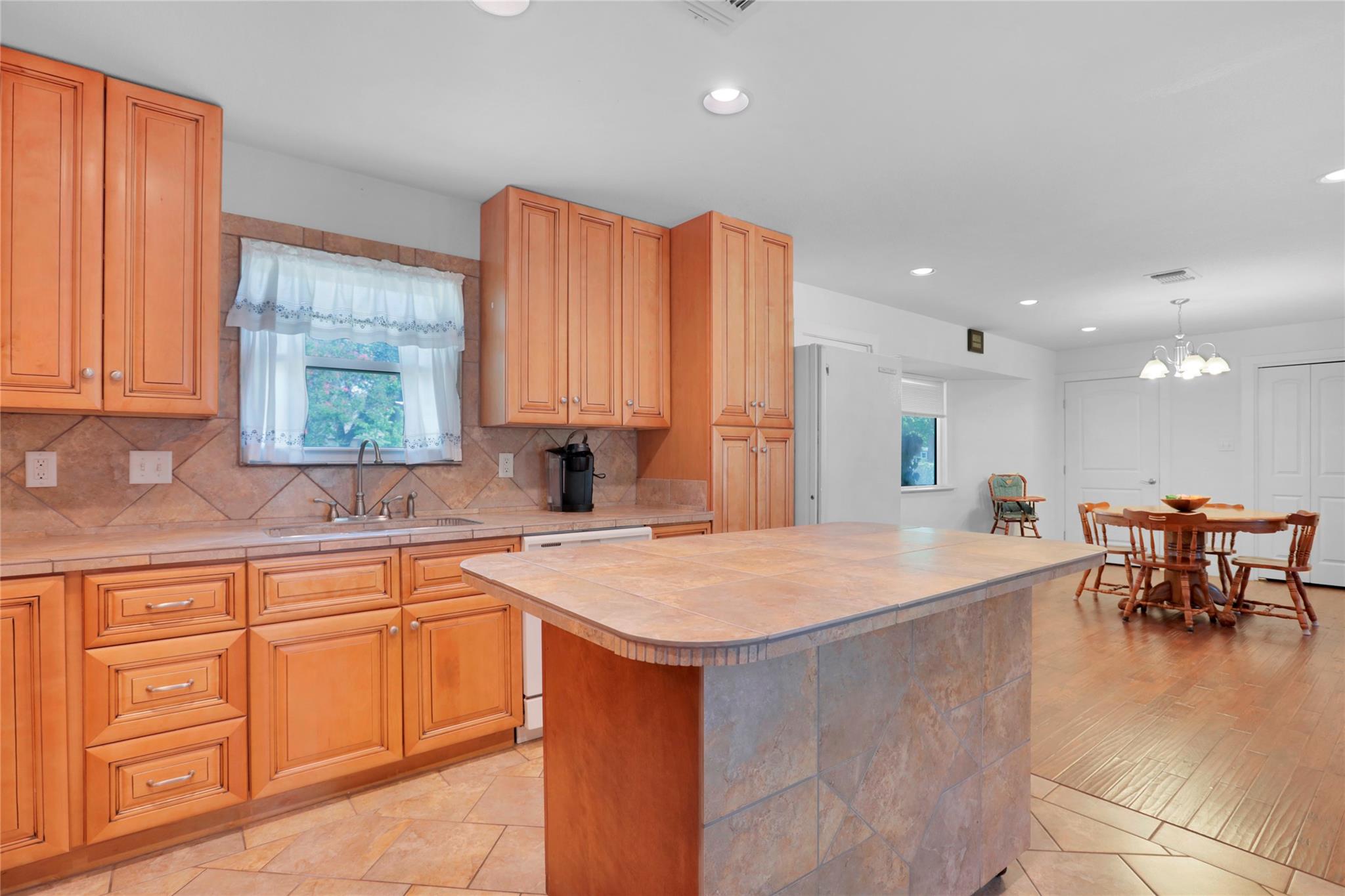 661 W South St, Bertram, TX 78605