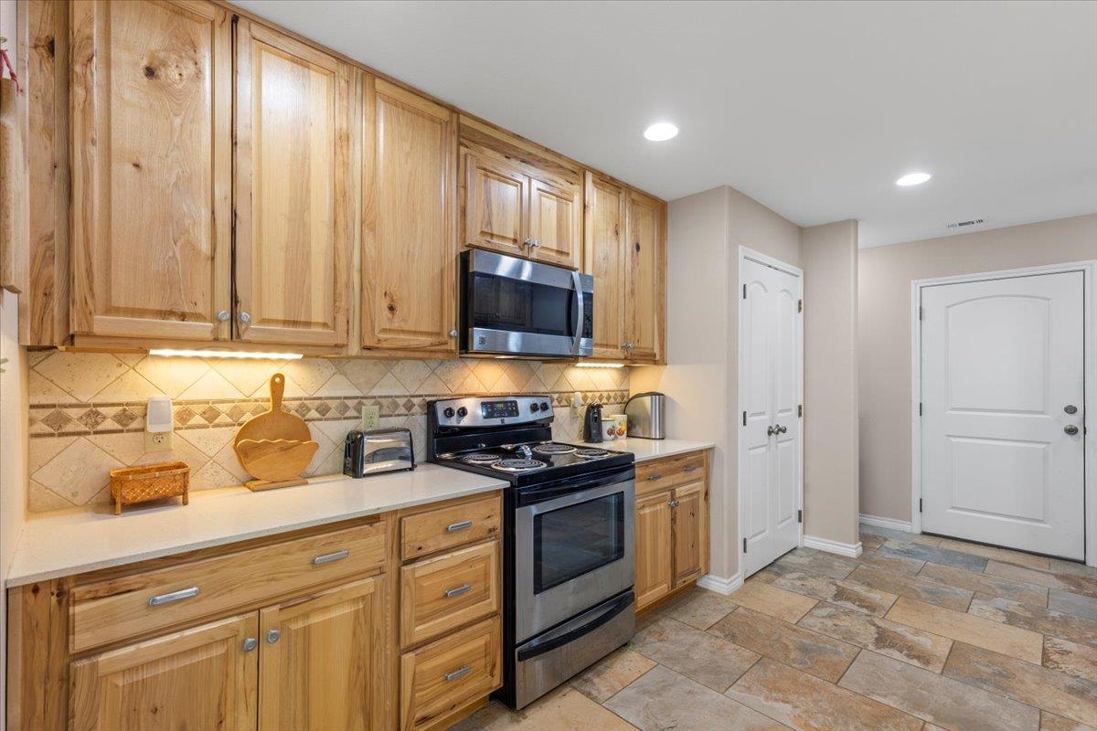 351 Cardinal Dr, Paige, TX 78659