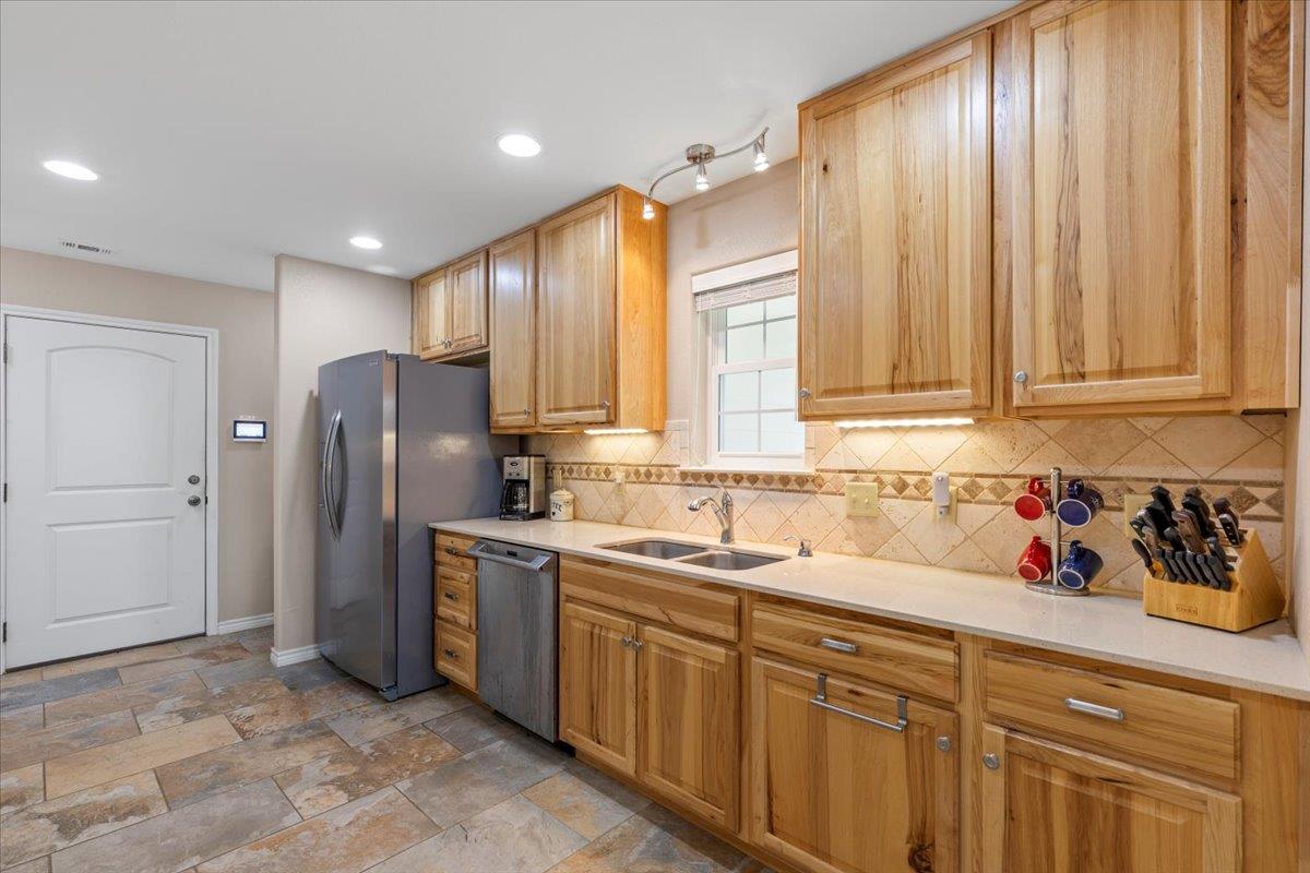 351 Cardinal Dr, Paige, TX 78659