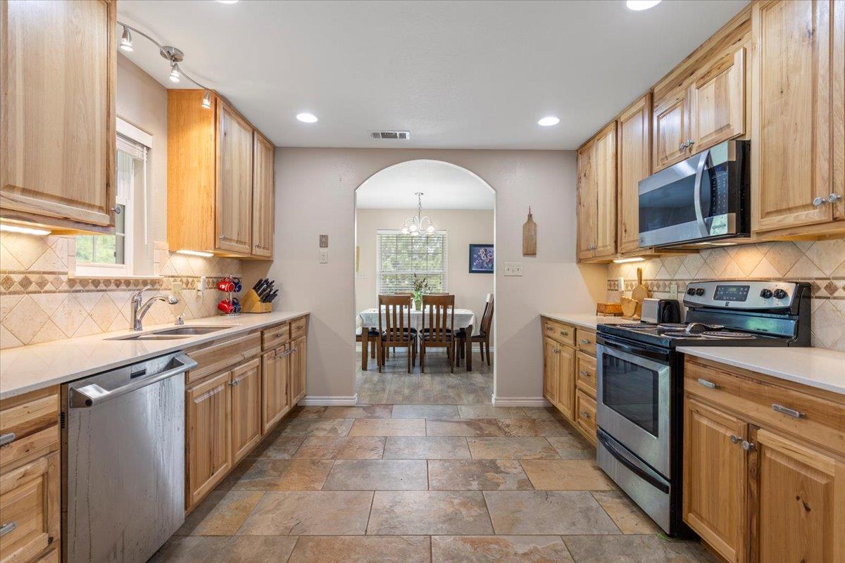 351 Cardinal Dr, Paige, TX 78659