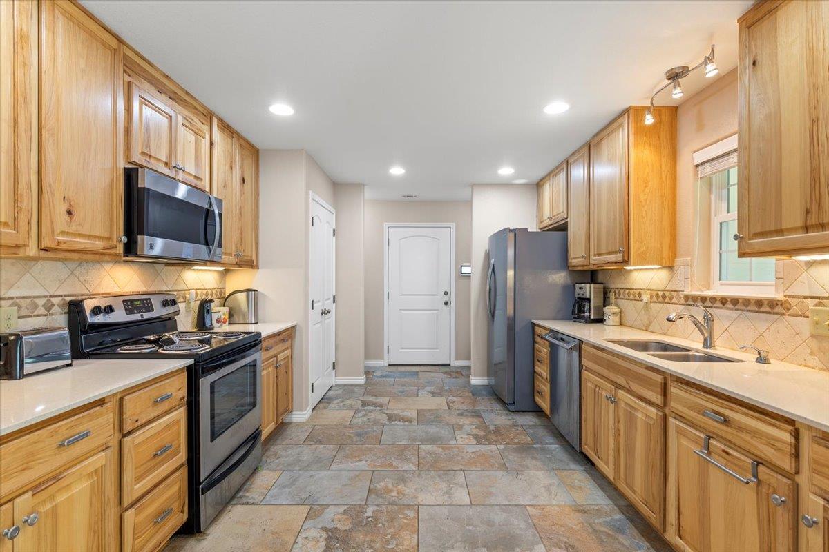 351 Cardinal Dr, Paige, TX 78659