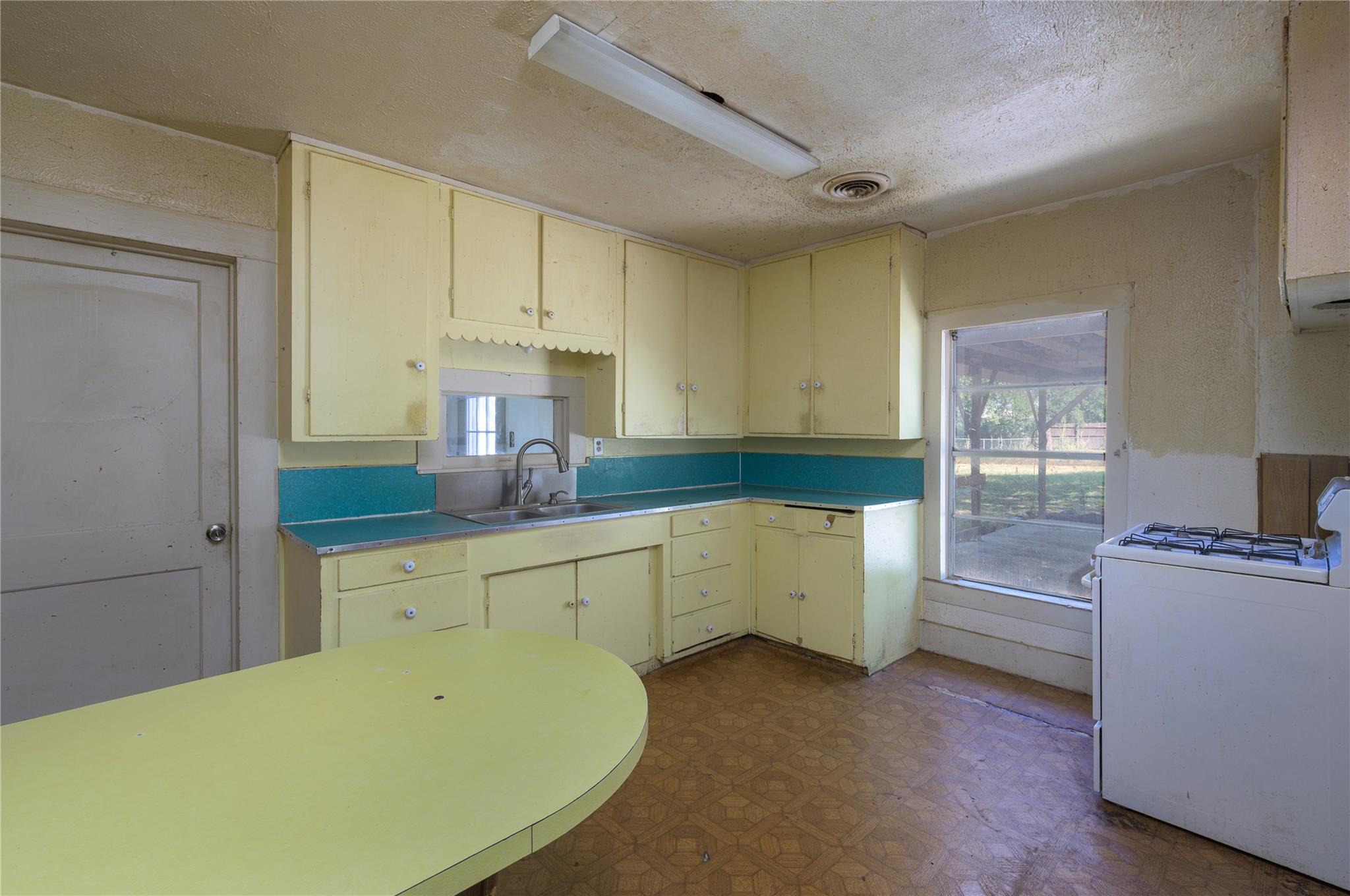 908 Campbell St, Lampasas, TX 76550