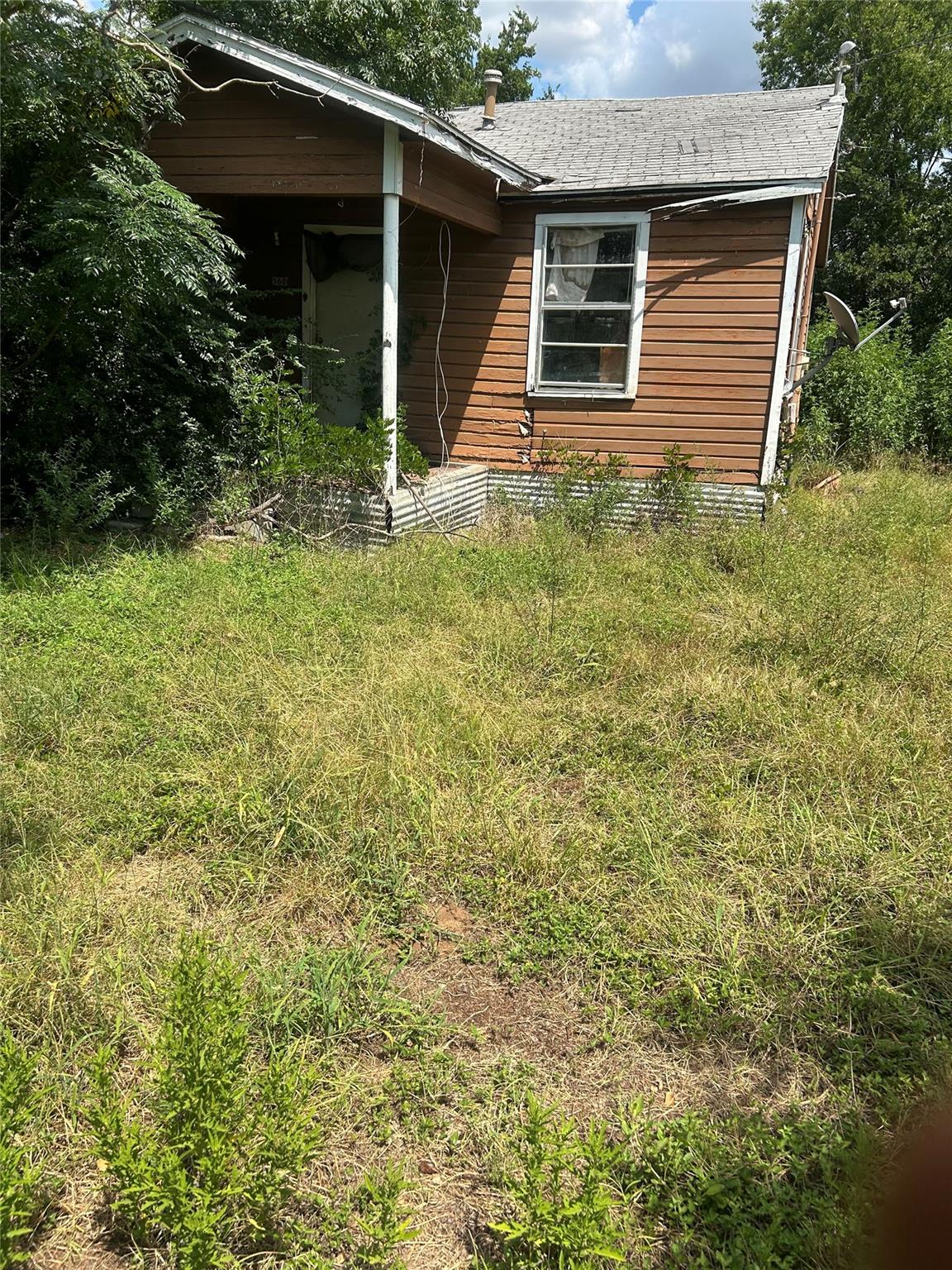 560 S Navarro St, Giddings, TX 78942