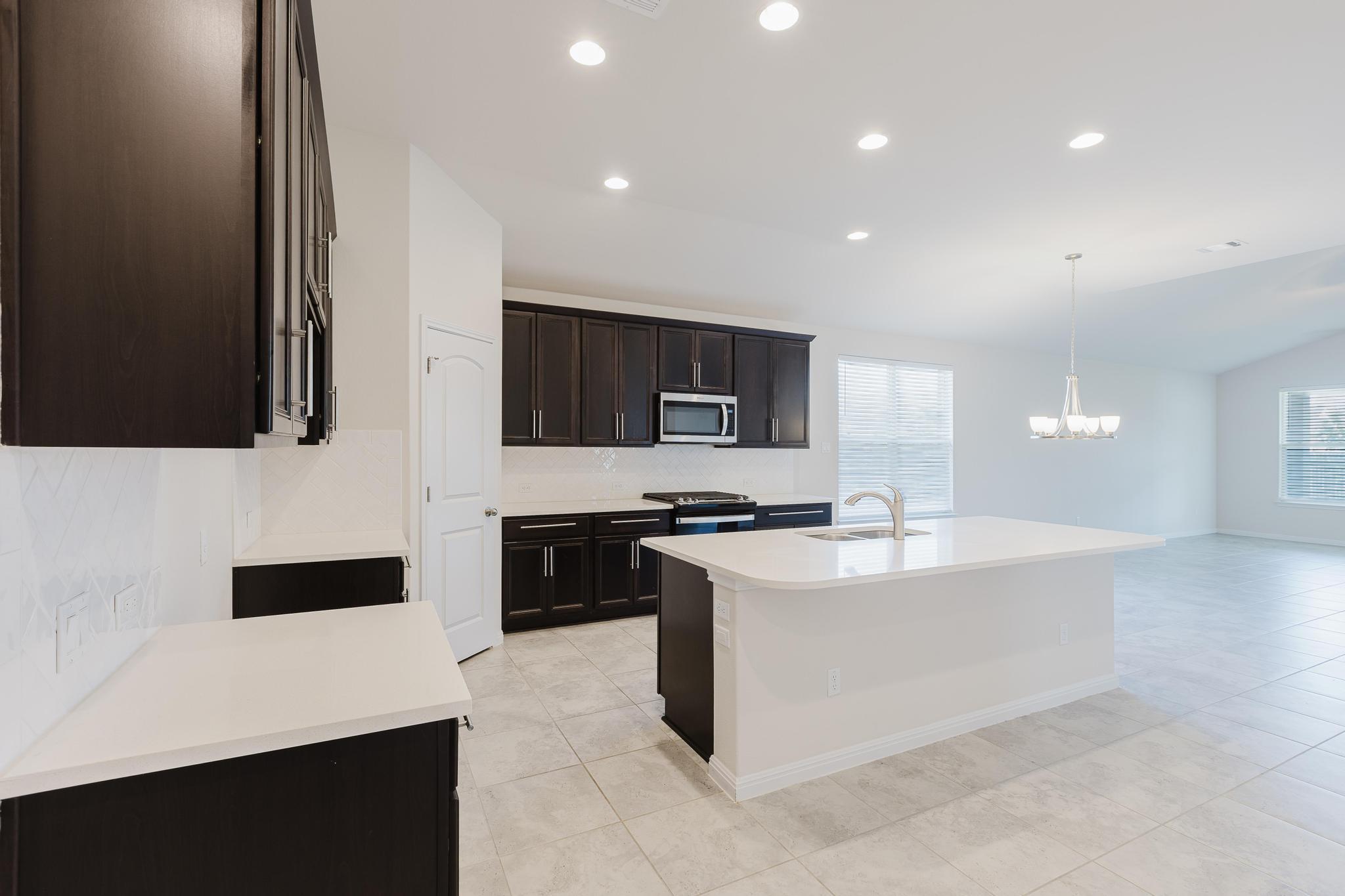 101 Falkland St, Hutto, TX 78634