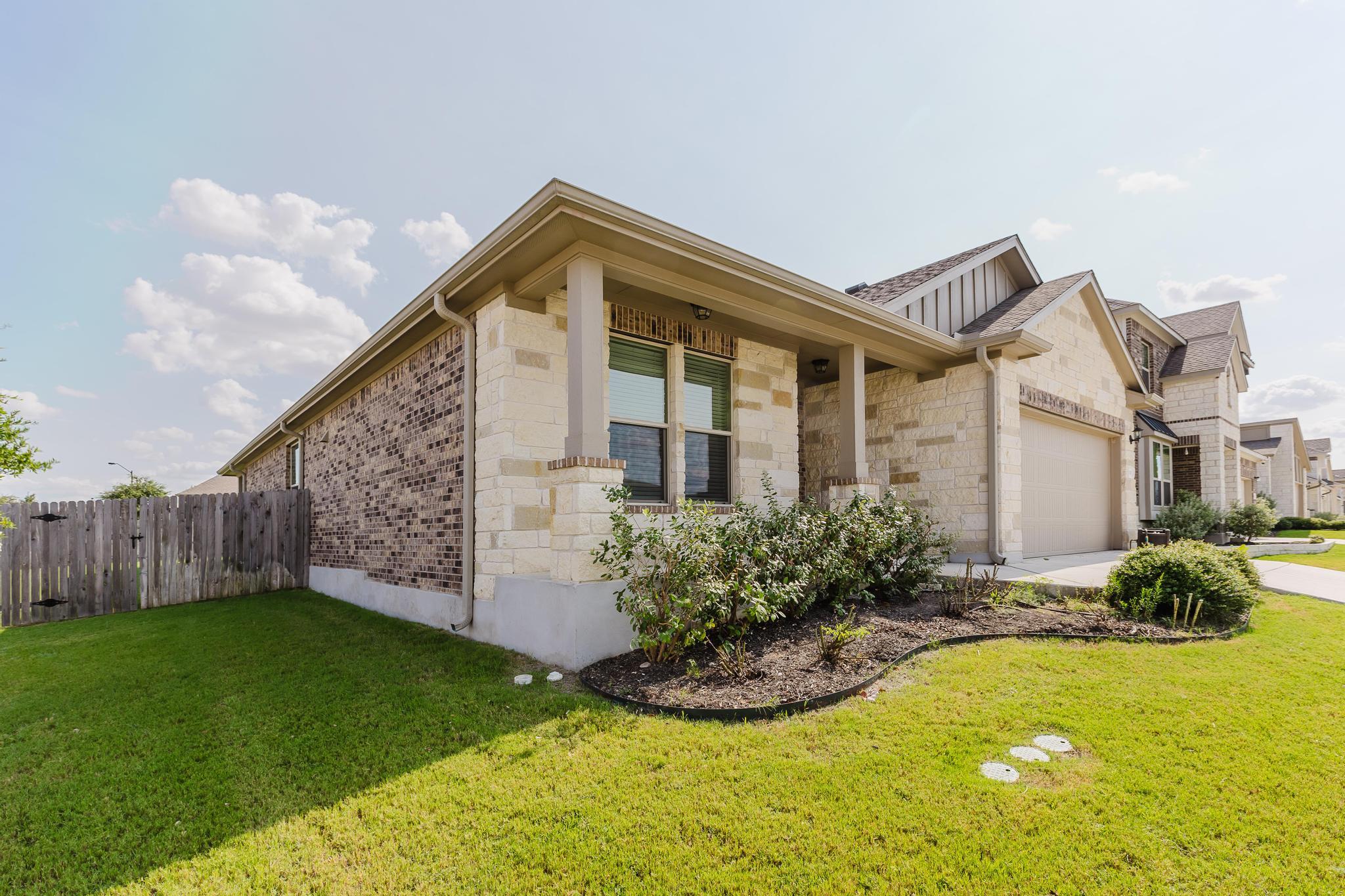 101 Falkland St, Hutto, TX 78634