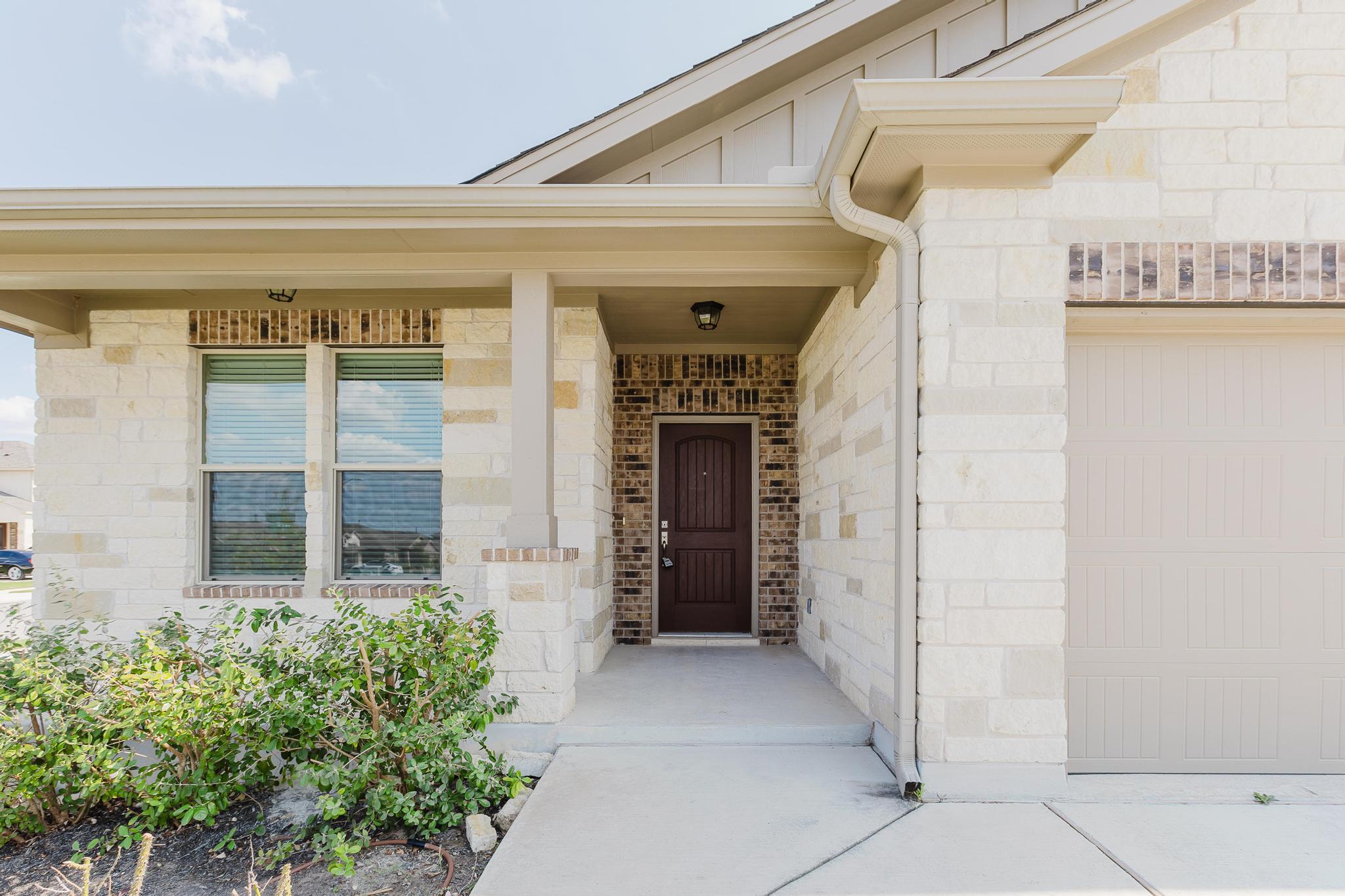 101 Falkland St, Hutto, TX 78634
