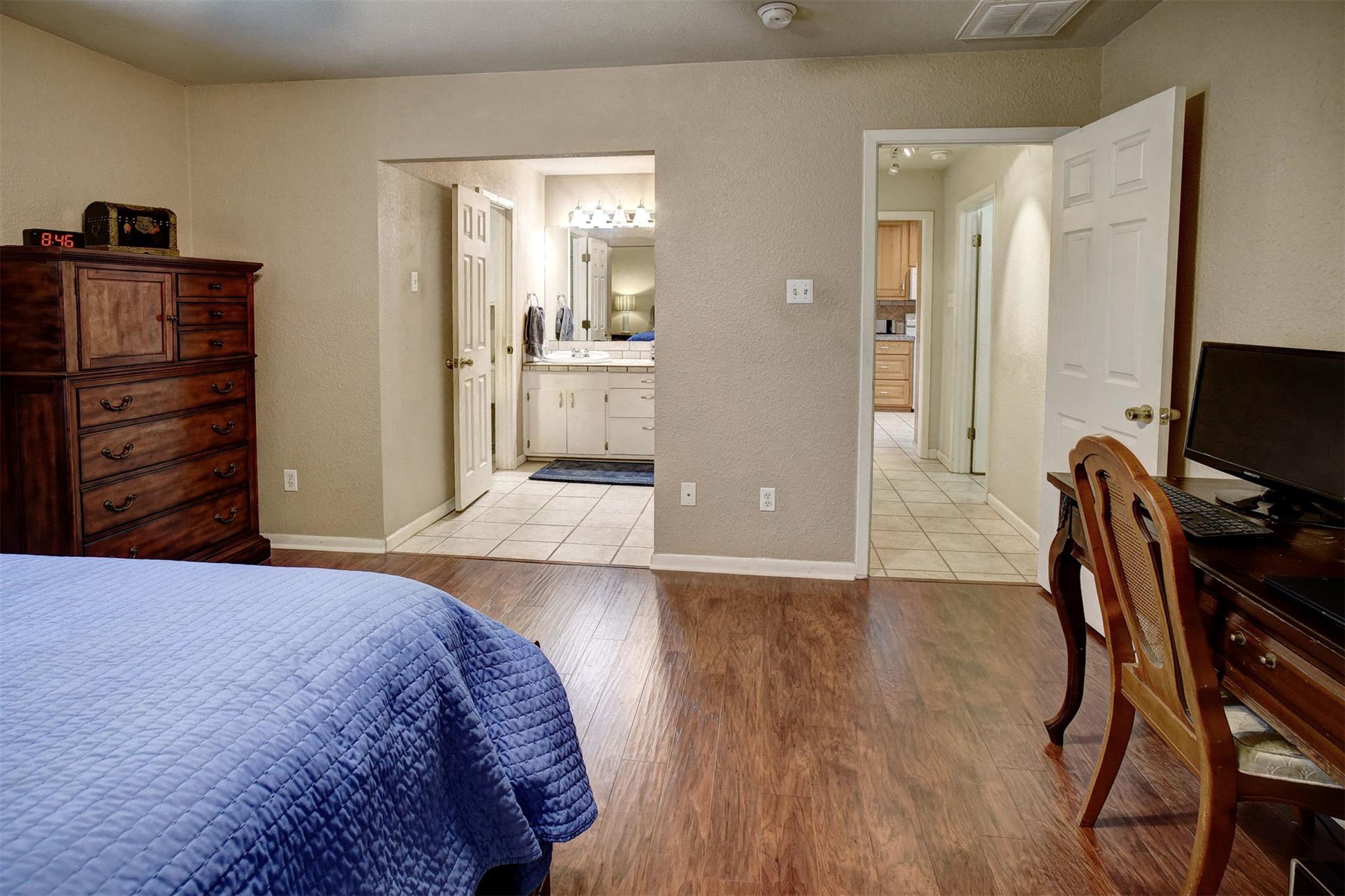 1001 Charleston Blvd, Smithville, TX 78957