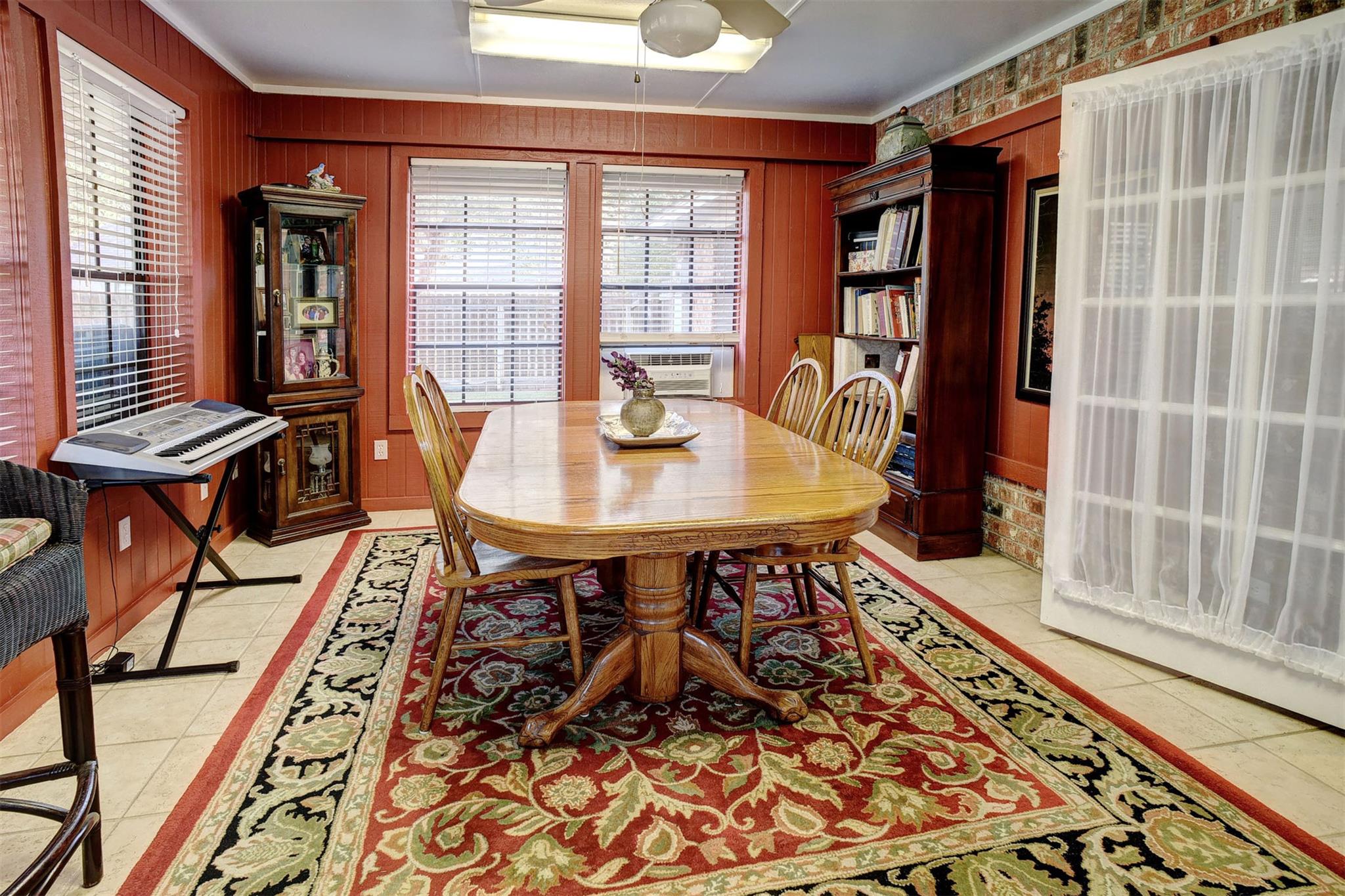 1001 Charleston Blvd, Smithville, TX 78957