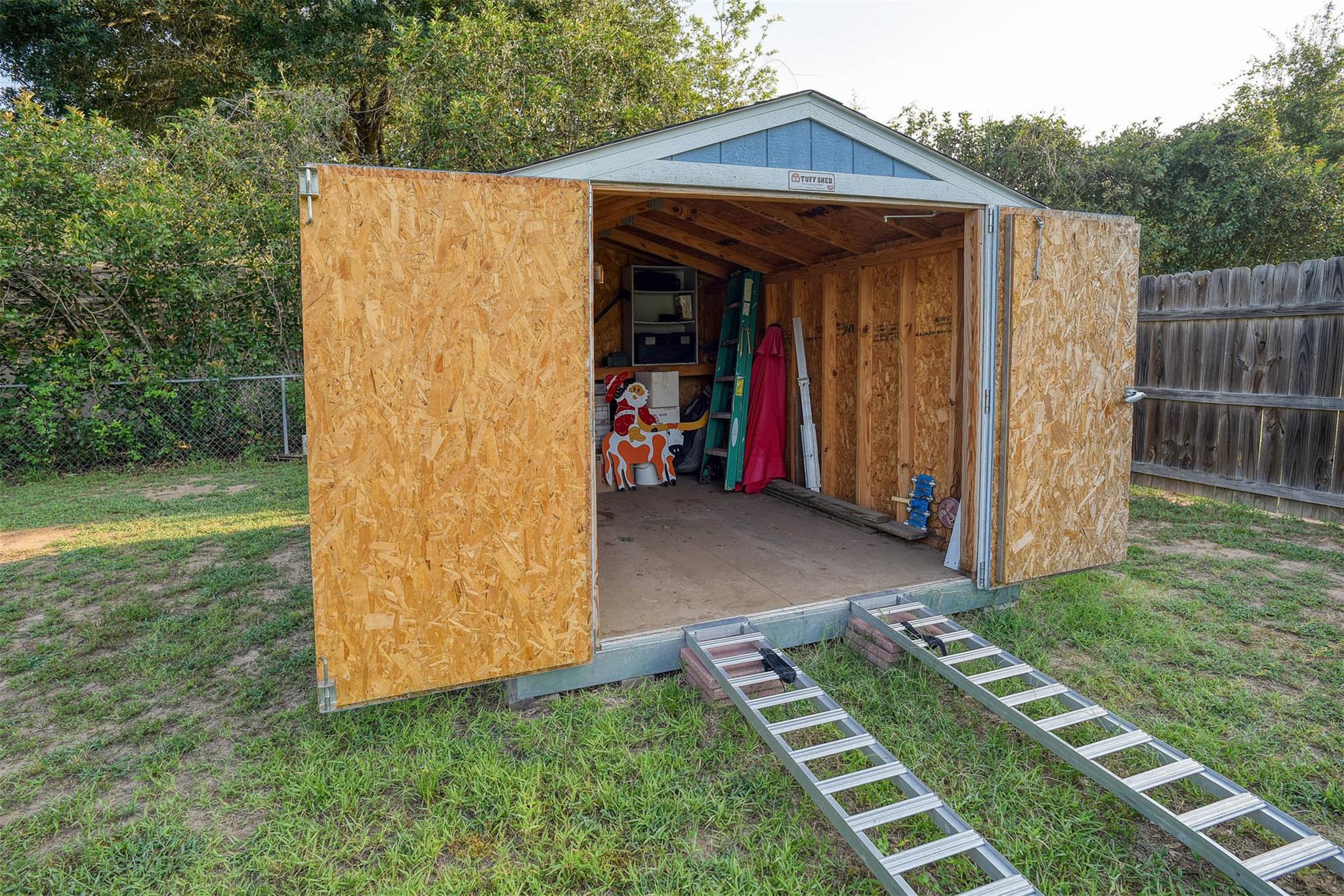 1001 Charleston Blvd, Smithville, TX 78957