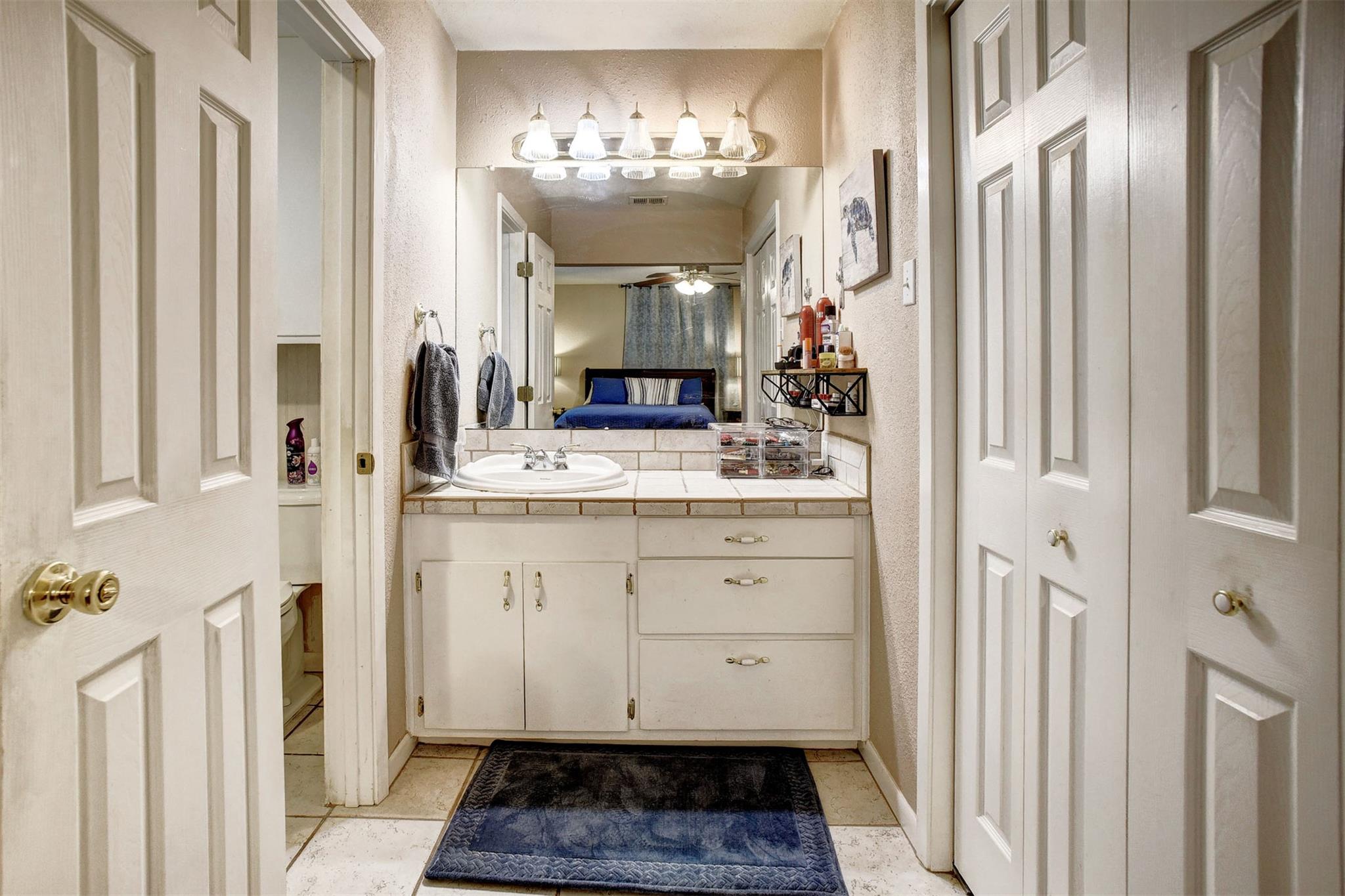 1001 Charleston Blvd, Smithville, TX 78957