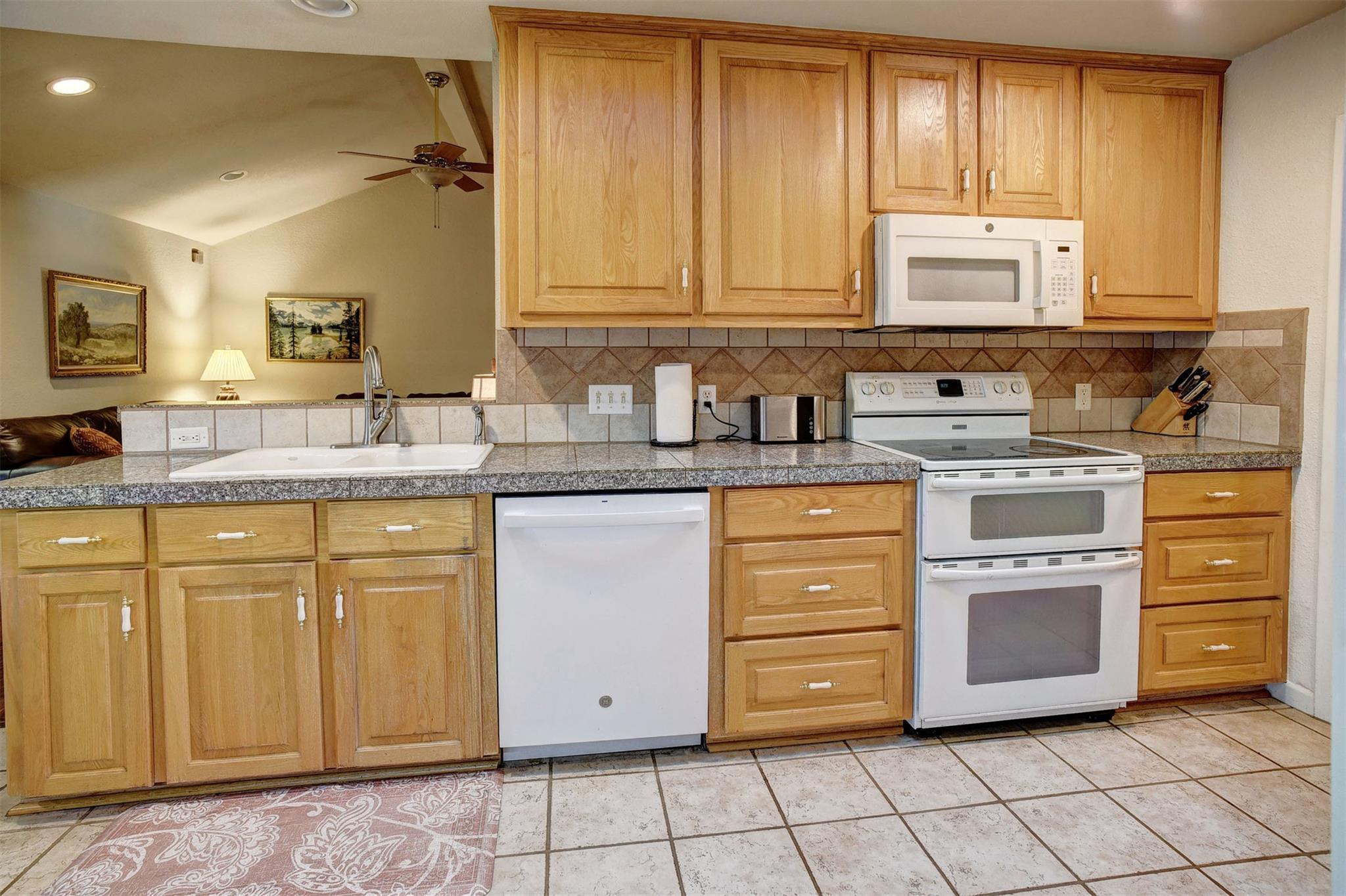 1001 Charleston Blvd, Smithville, TX 78957