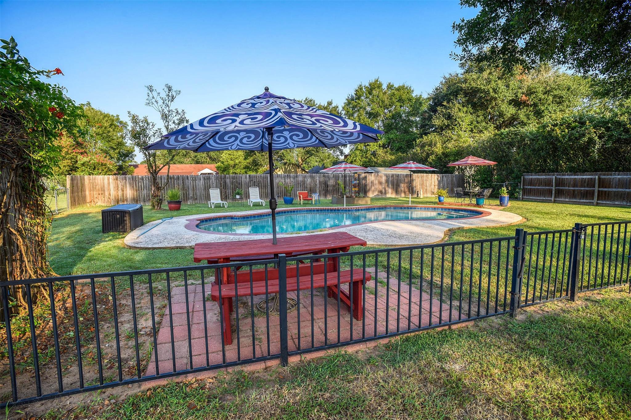 1001 Charleston Blvd, Smithville, TX 78957