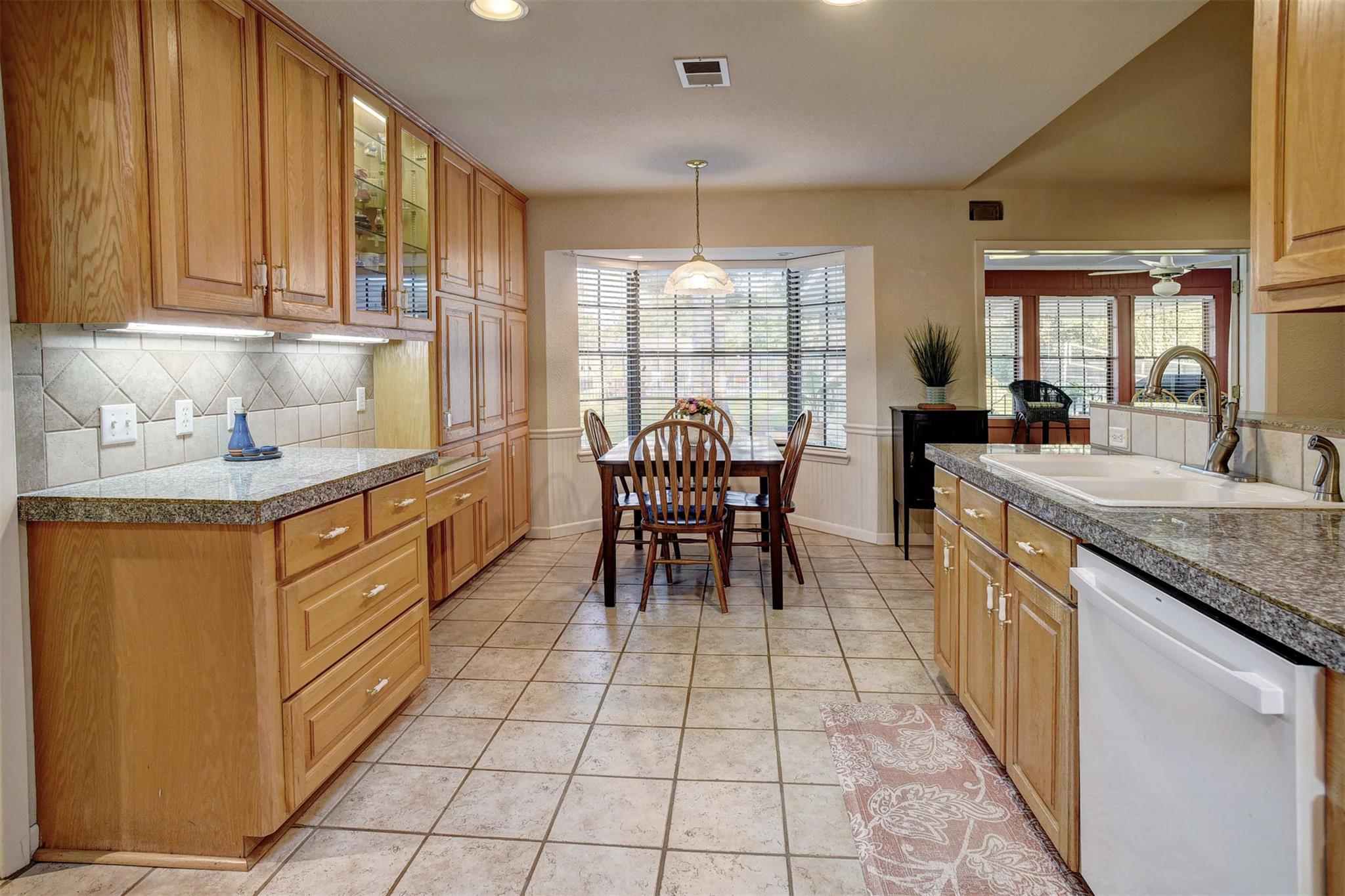 1001 Charleston Blvd, Smithville, TX 78957