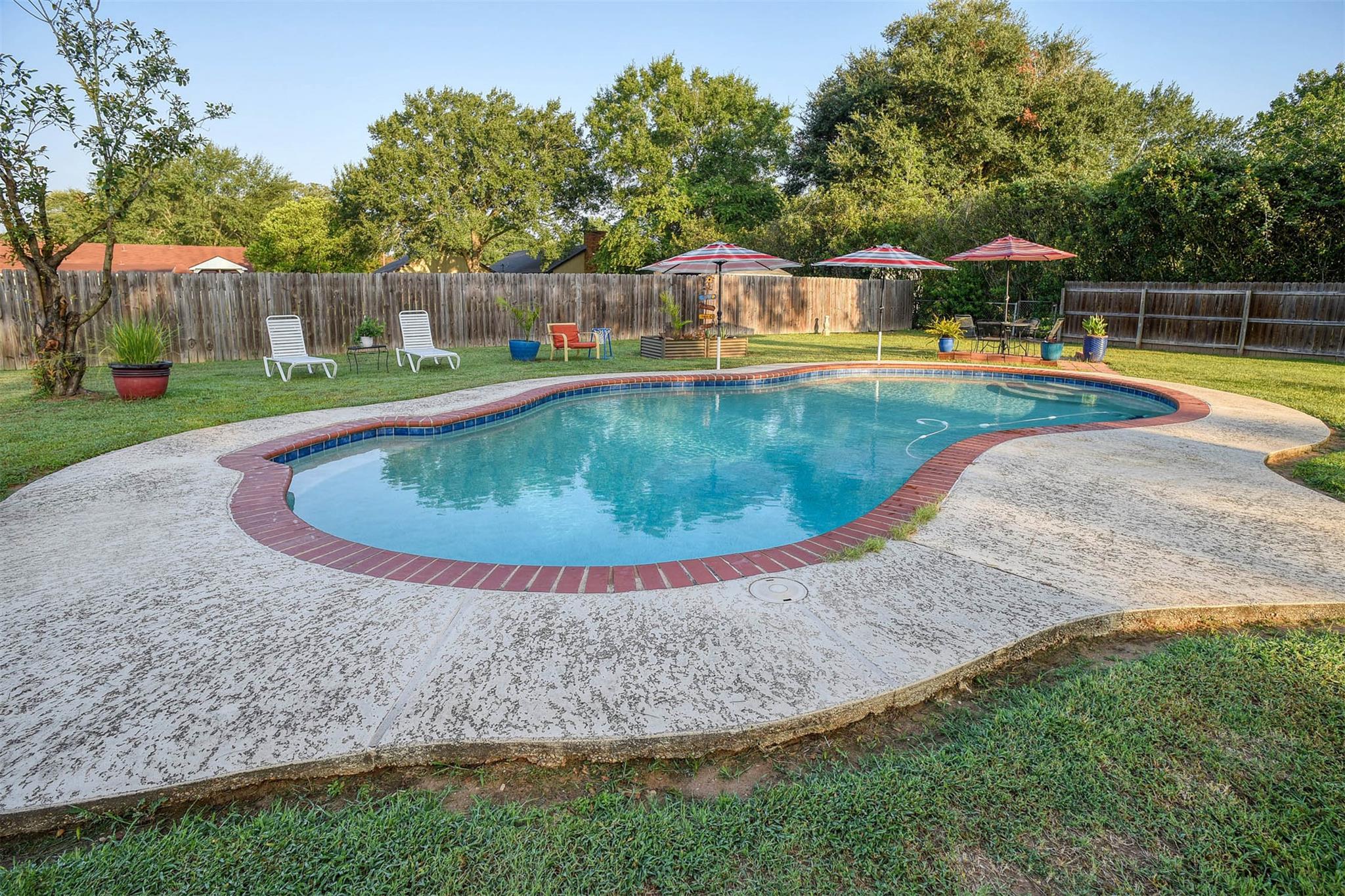 1001 Charleston Blvd, Smithville, TX 78957