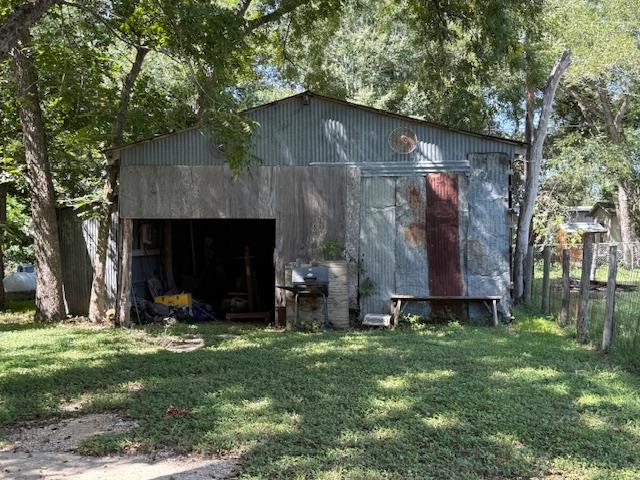 413 SW 1st St, Waelder, TX 78959