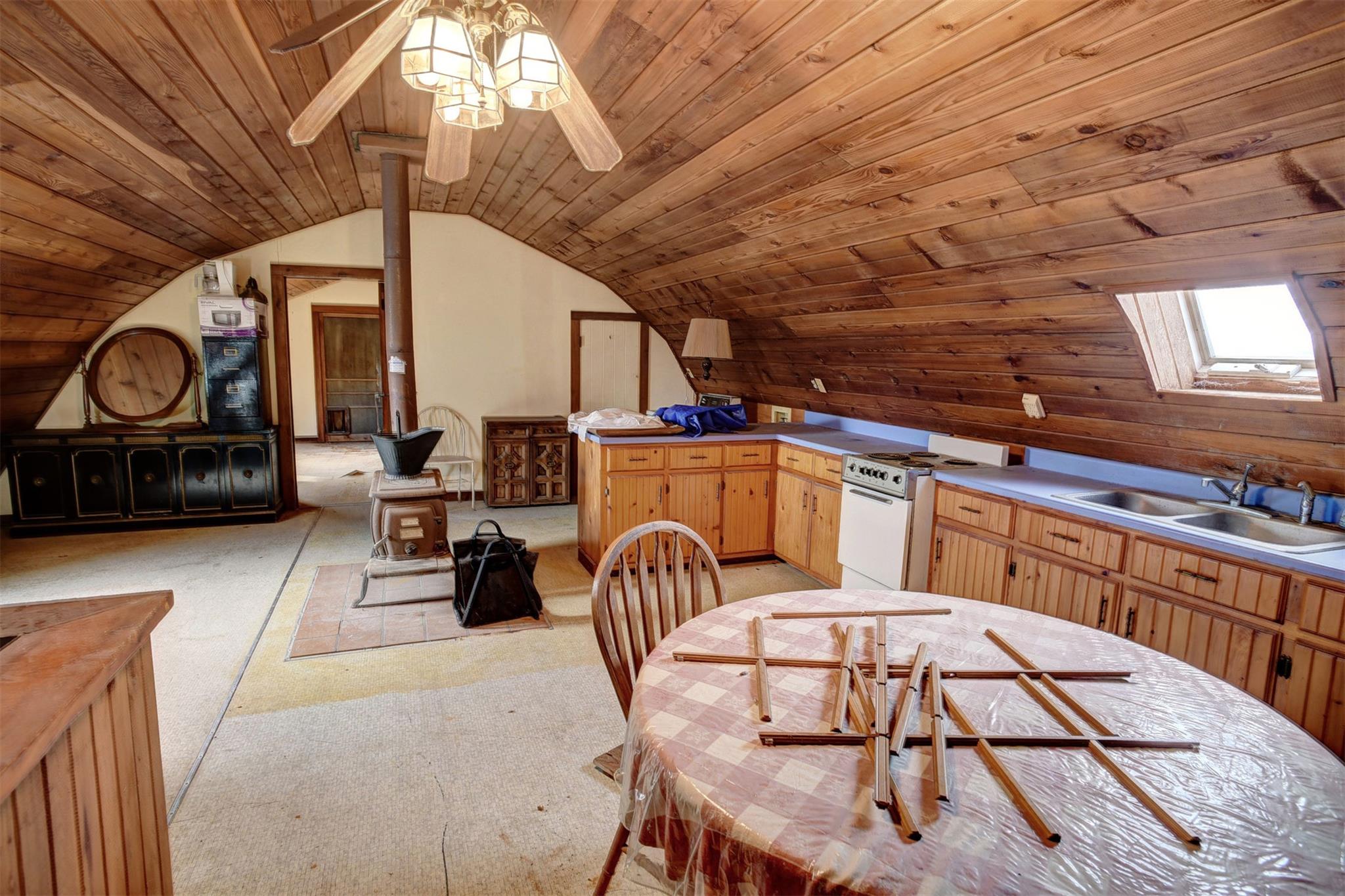 777 Cardinal Dr, Paige, TX 78659