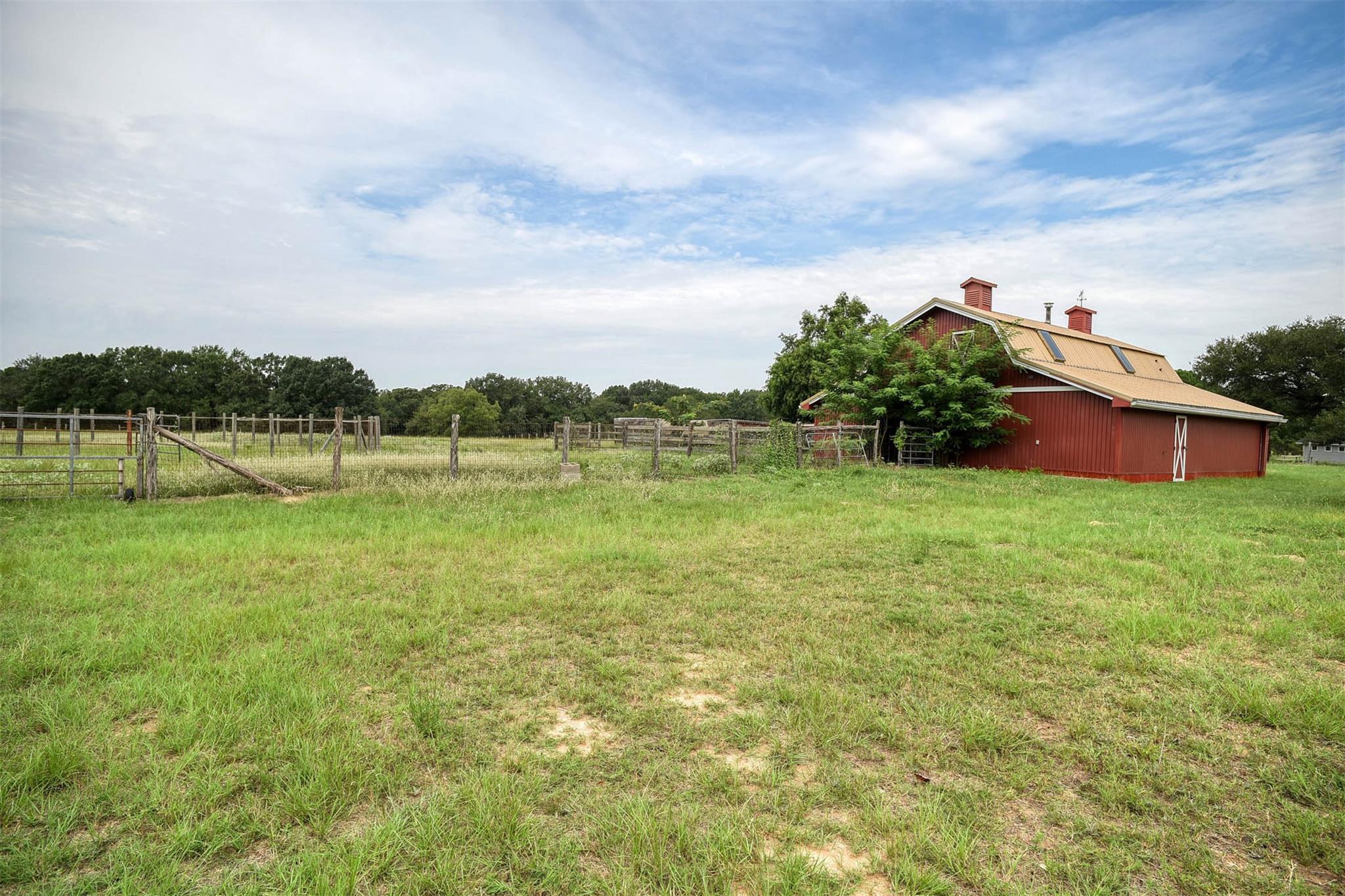 777 Cardinal Dr, Paige, TX 78659