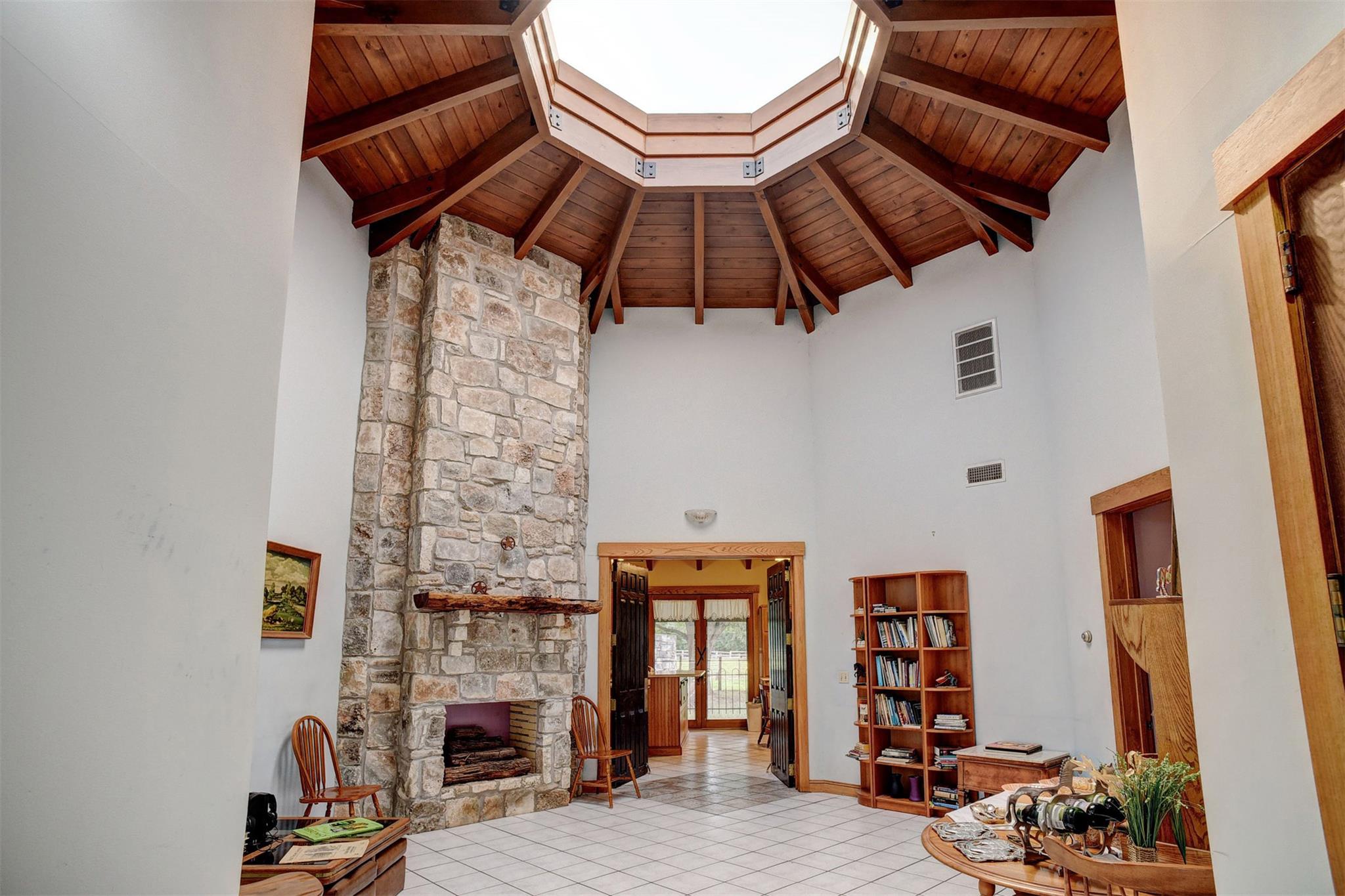 777 Cardinal Dr, Paige, TX 78659