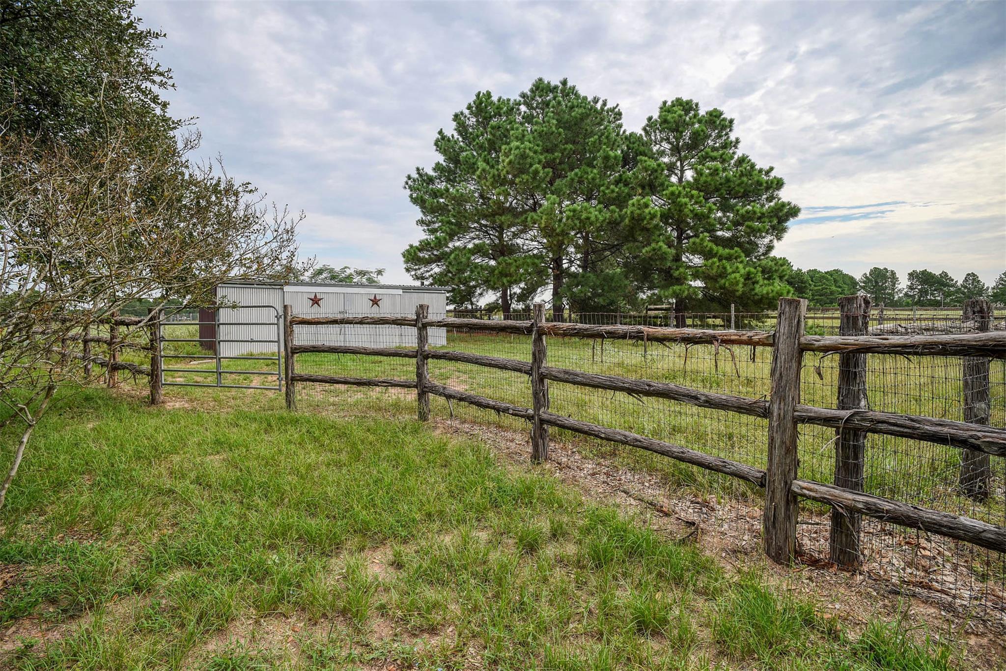 777 Cardinal Dr, Paige, TX 78659