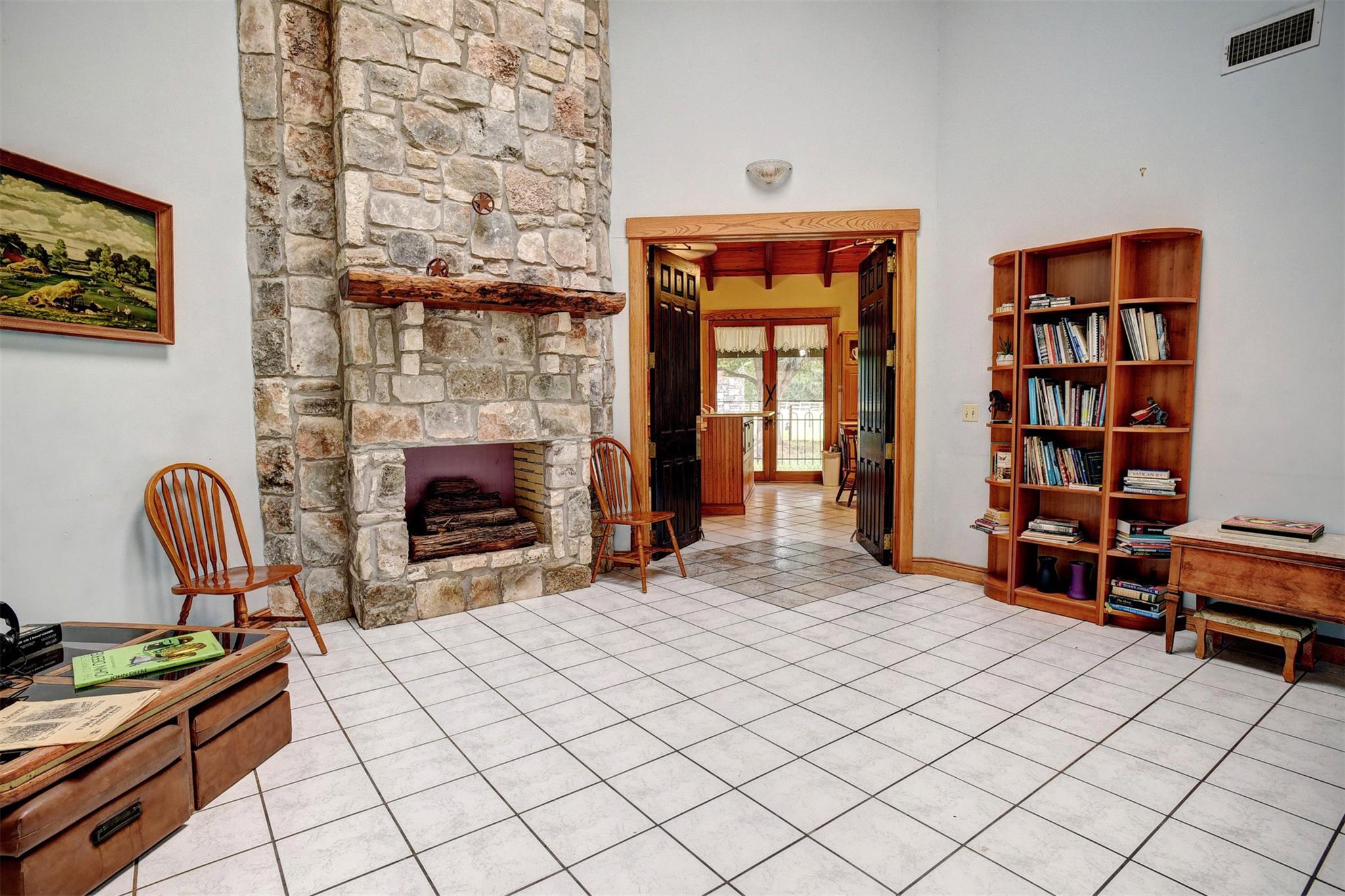 777 Cardinal Dr, Paige, TX 78659