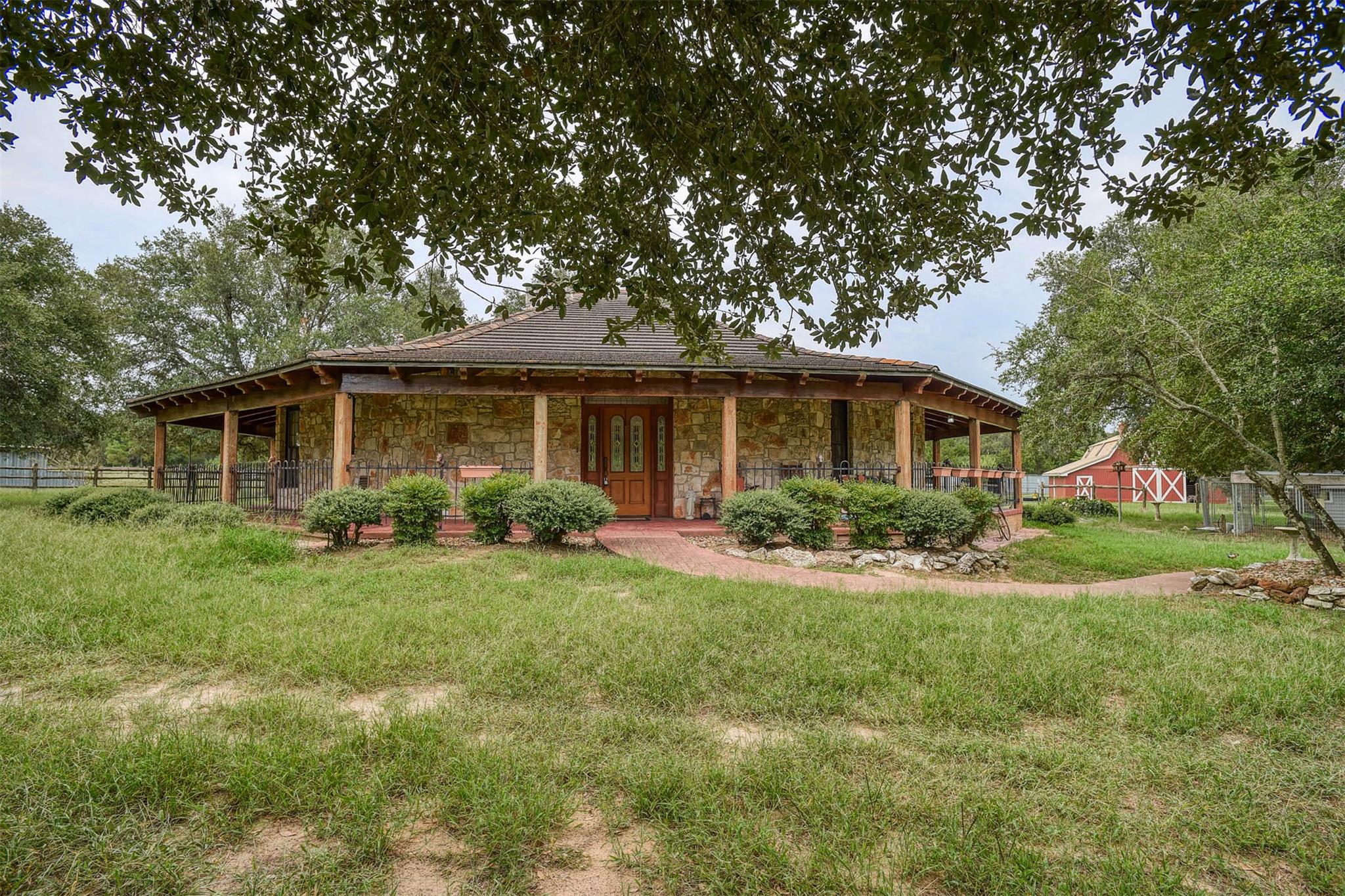 777 Cardinal Dr, Paige, TX 78659