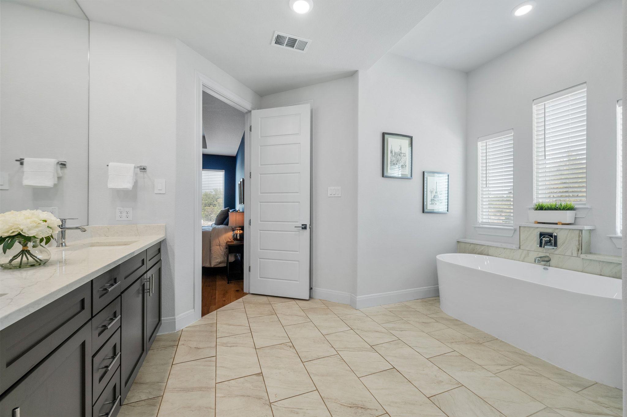 104 Rolling Hills Ct, Spicewood, TX 78669